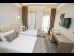 Стандартный трехместный номер в Hhk Hotel Downtown