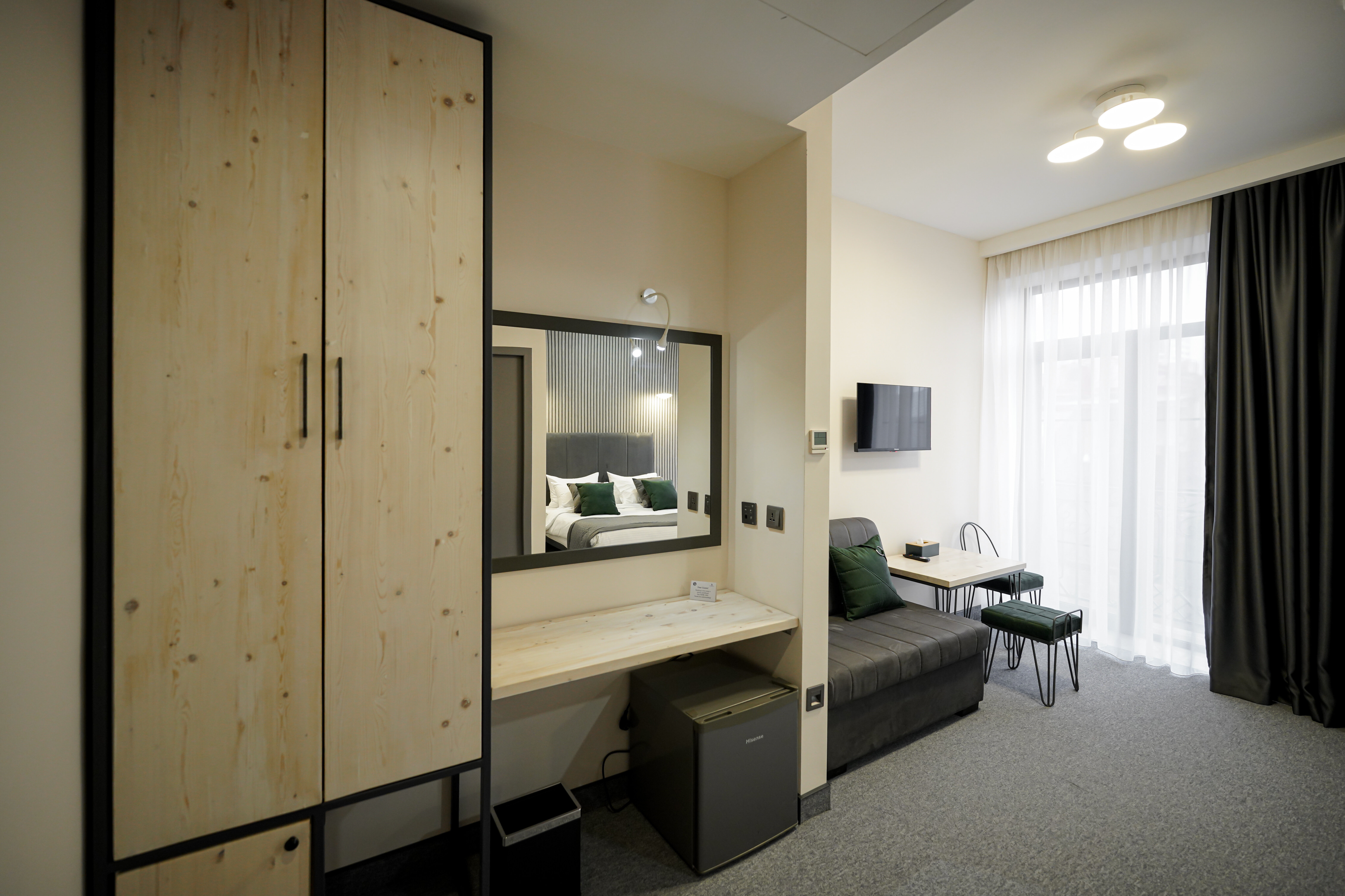 Двухместный номер с двуспальной кроватью и дополнительной кроватью