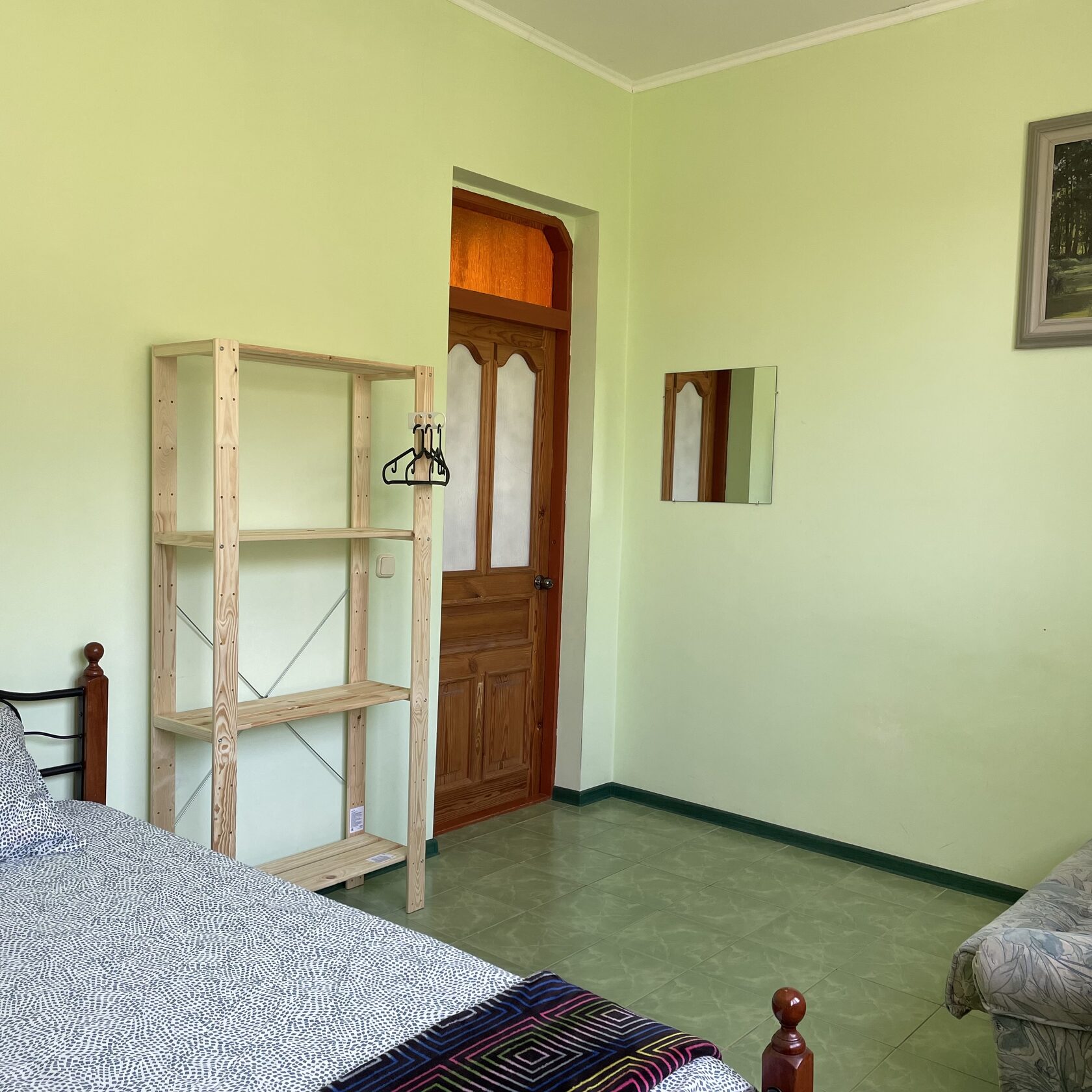 Двухместный номер с двуспальной кроватью и окном