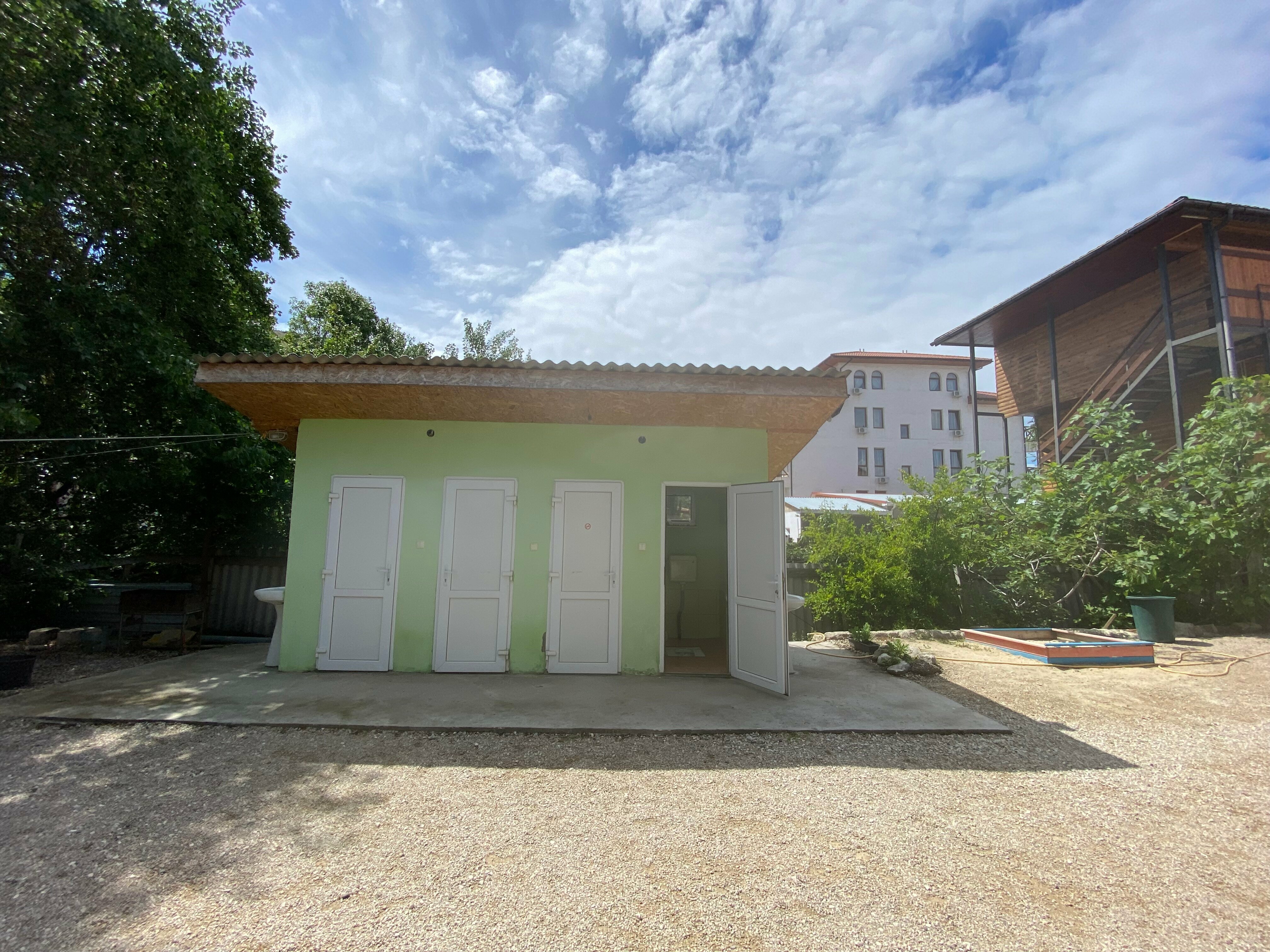 Трехместный номер эконом-класса с общей ванной комнатой