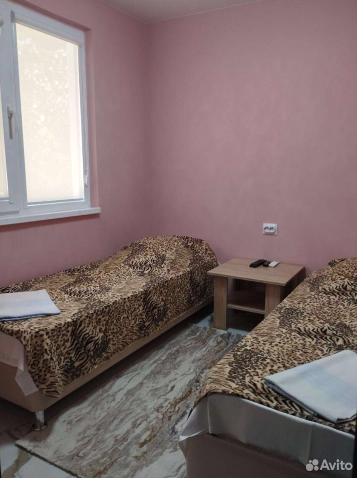 Двухместный номер с 2 отдельными кроватями общим душем и туалетом