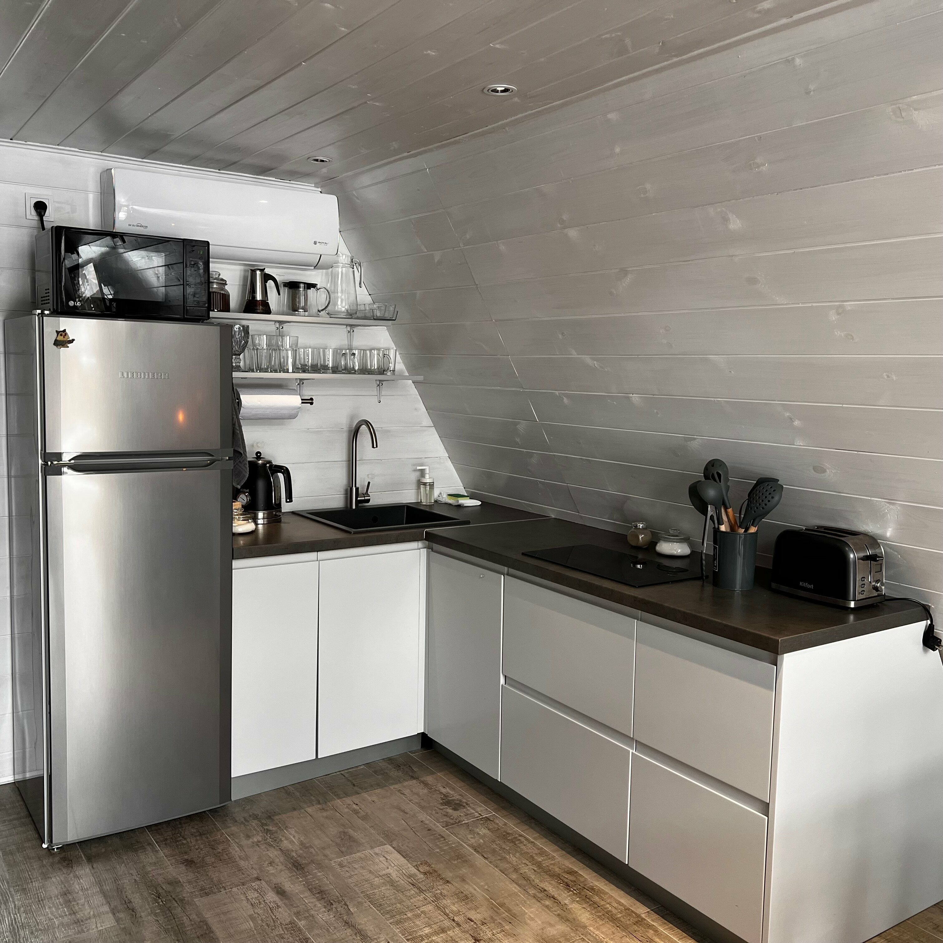 Дом на опушке леса с баней.