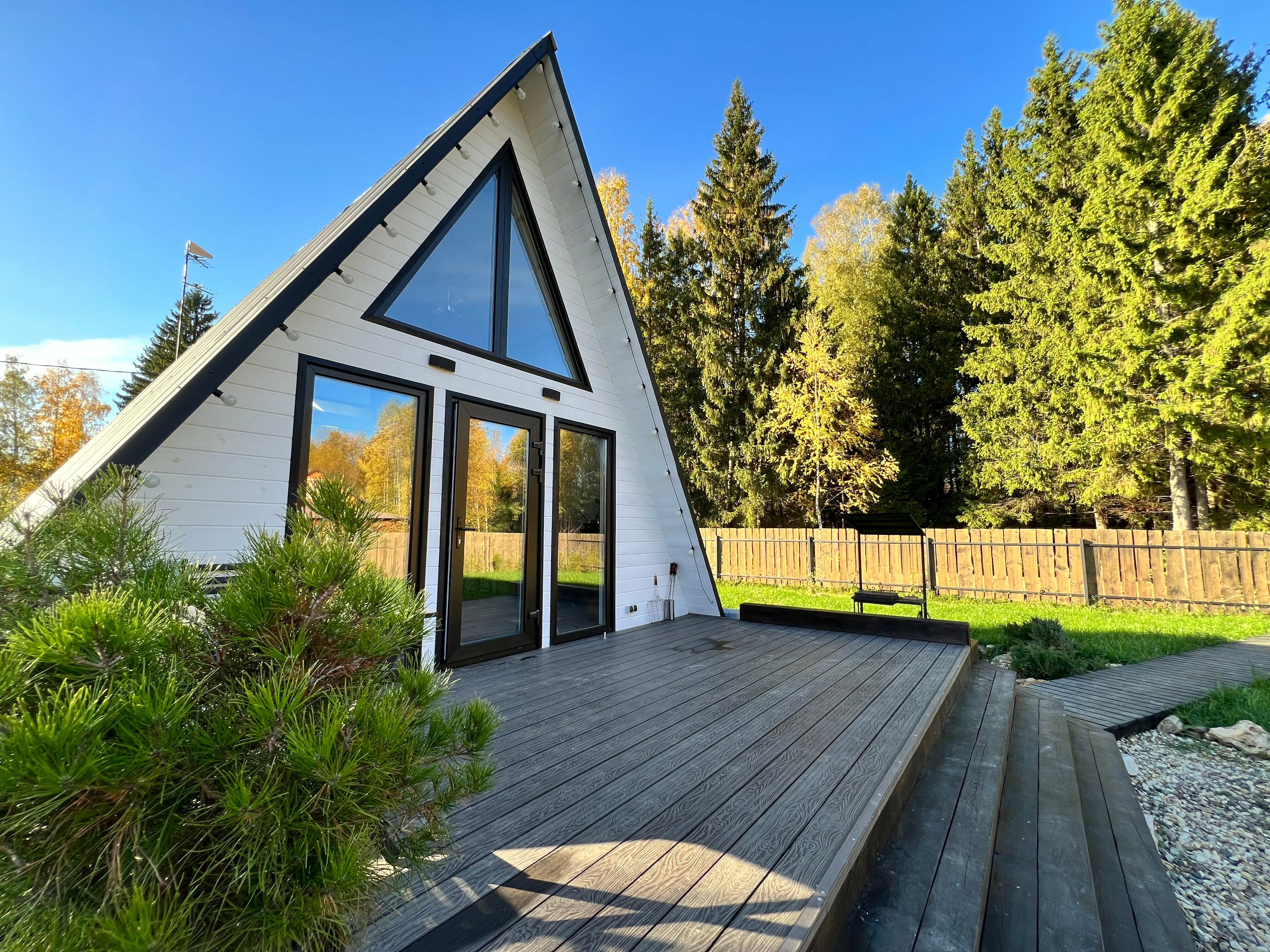 Дом на опушке леса с баней.