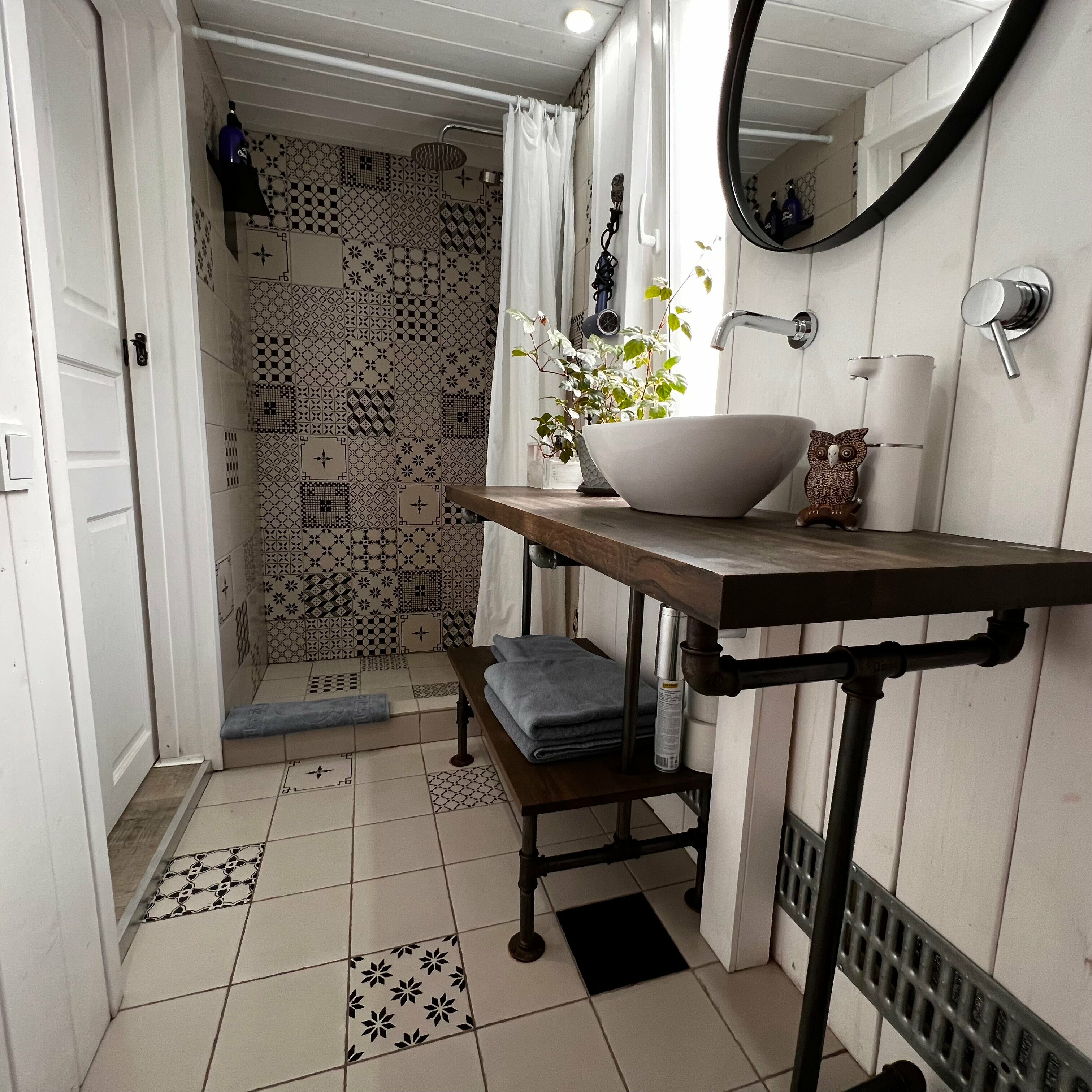 Дом на опушке леса с баней.