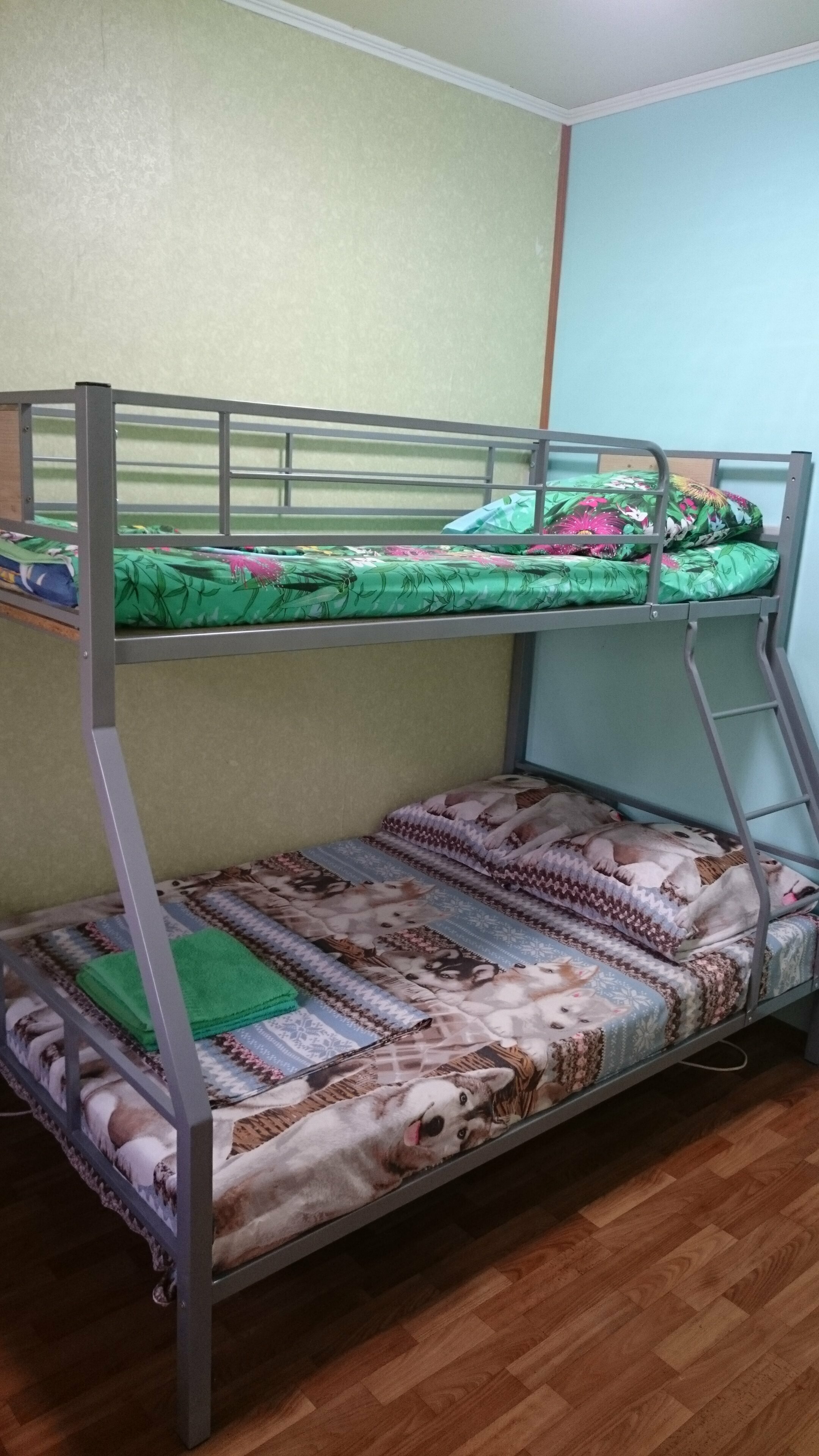 Четырехместный номер эконом-класса с общей ванной комнатой