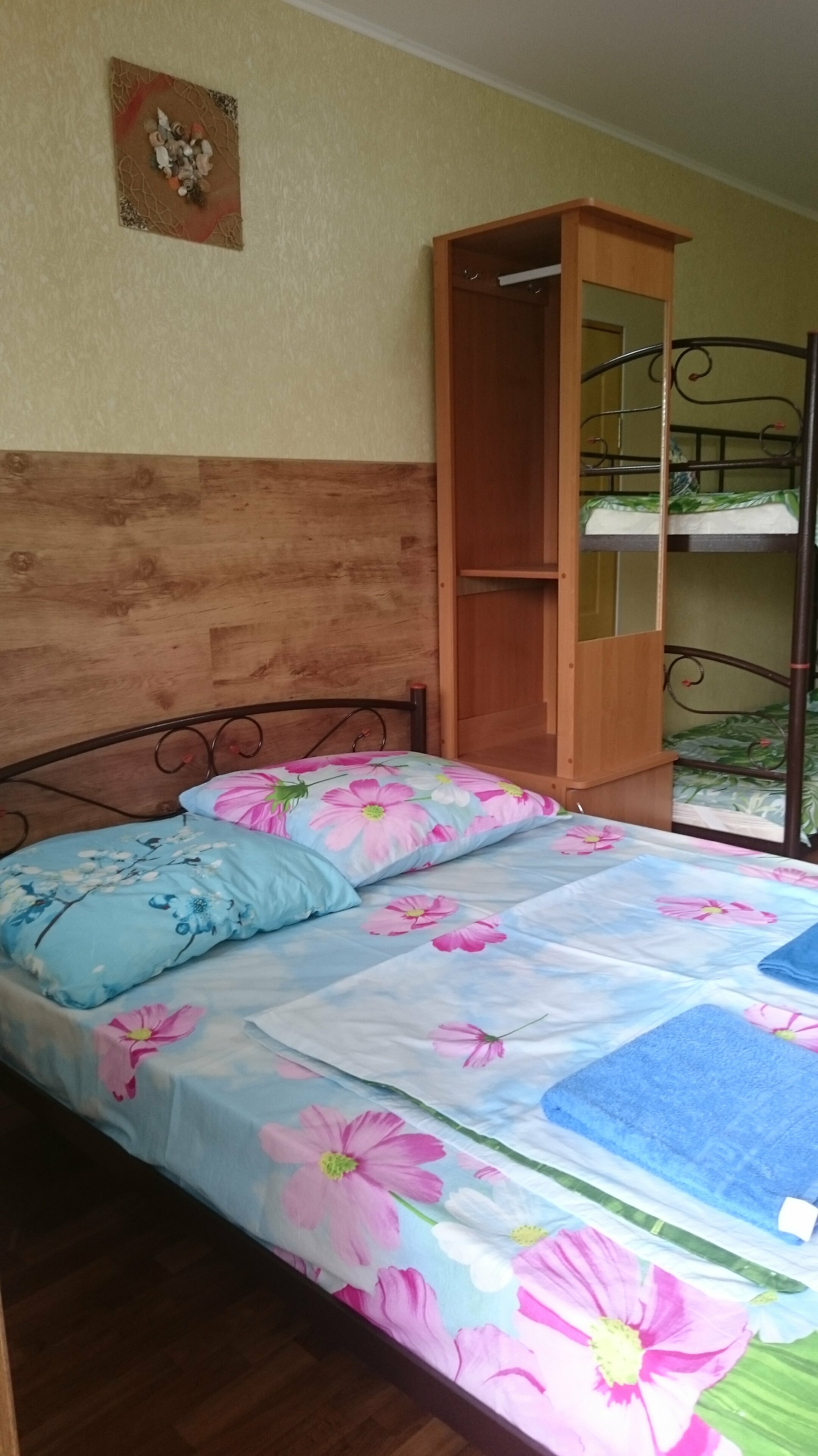 Четырехместный номер с двуспальной кроватью