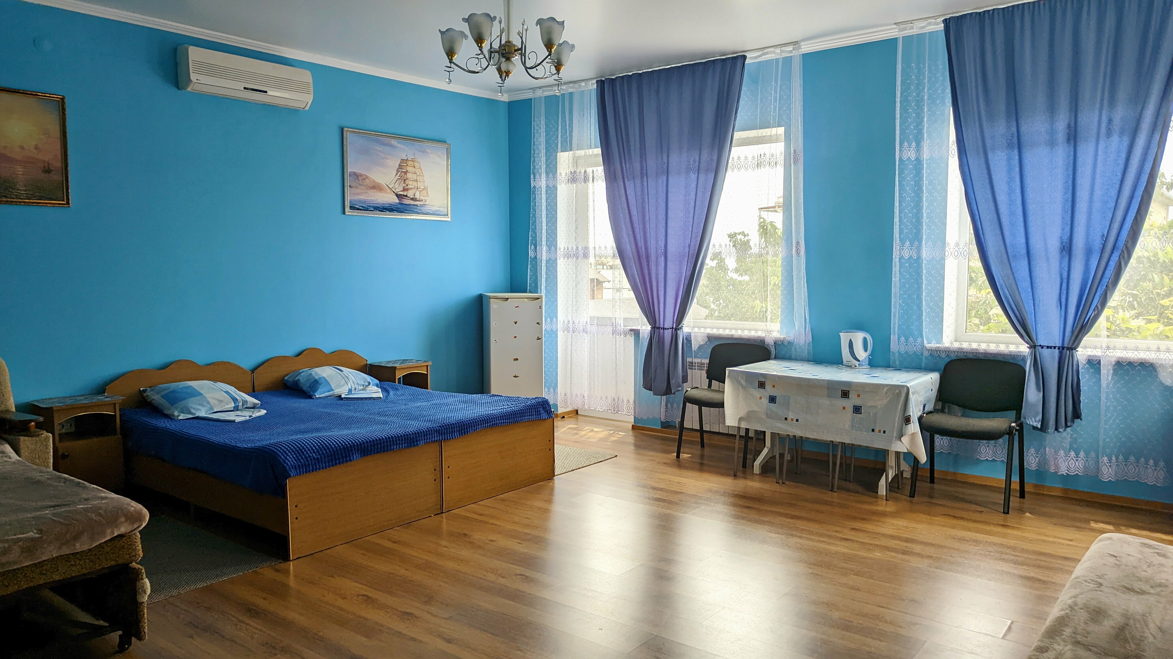 Семейный номер с общей ванной комнатой