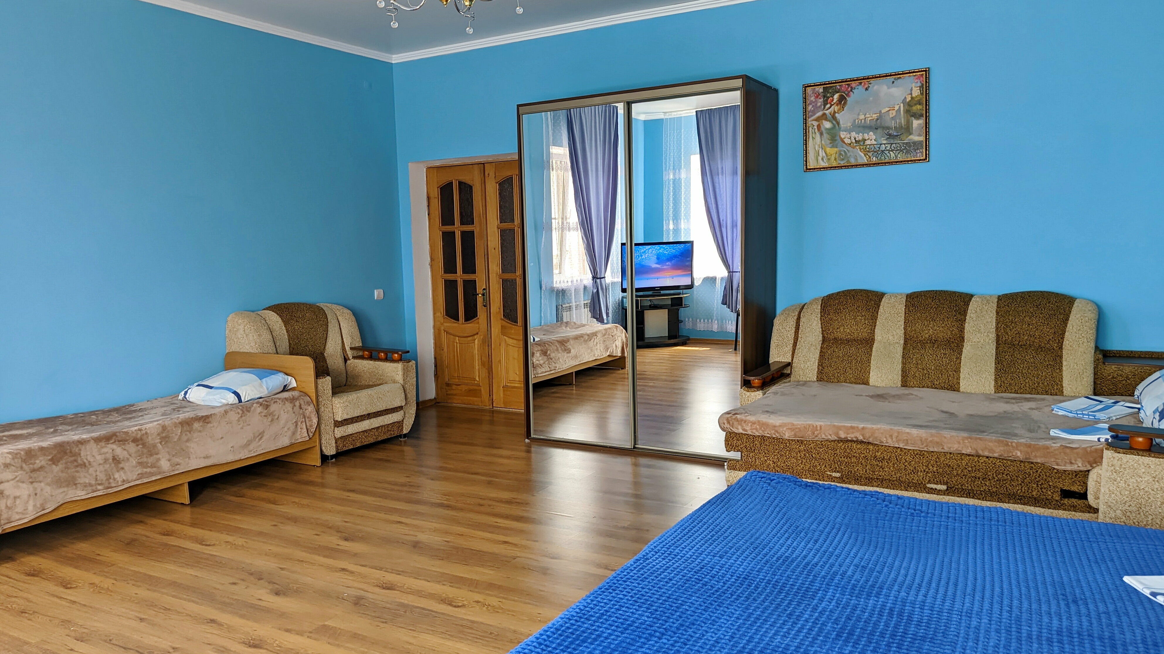 Семейный номер с общей ванной комнатой