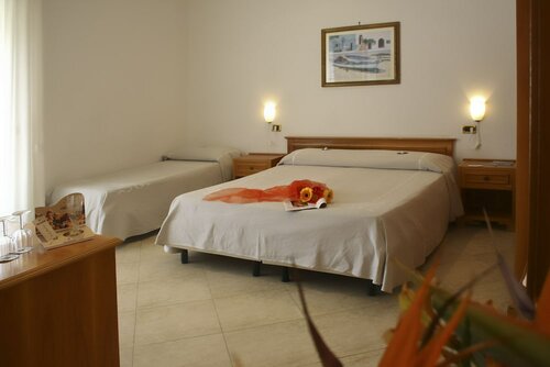 Стандартный трехместный номер в Joli Park Hotel