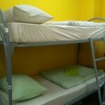 Кровать в 10-местном общем номере в Радуга