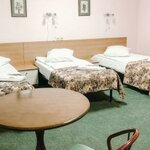 Кровать в 3-местном общем женском номере в Smart Hotel