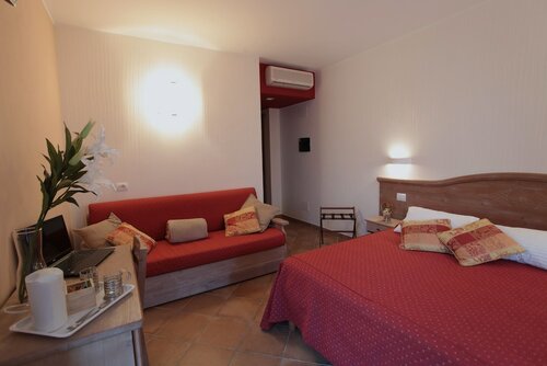 Улучшенный двухместный номер с 1 или 2 кроватями, вид на озеро (King) в Meridiana Boutique Hotel