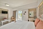 Люкс для новобрачных, гидромассажная ванна в White Pearls Luxury Suites - Adults Only