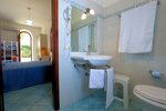 Стандартный четырехместный номер, вид на сад, первый этаж в Villaggio Residence Testa di Monaco