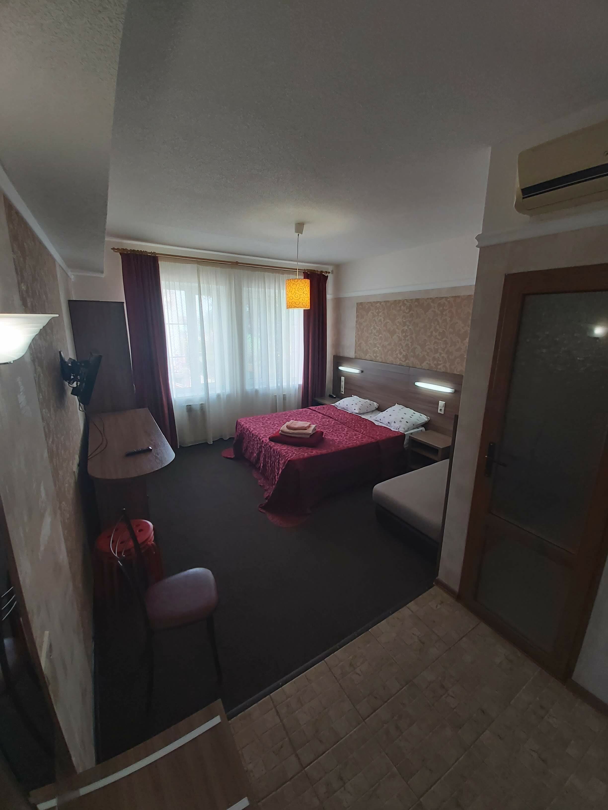 Двухместный номер с двуспальной кроватью и дополнительной кроватью