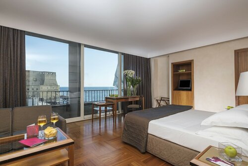 Двухместный номер «Делюкс» с 1 двуспальной кроватью, вид на море в Royal Continental Naples