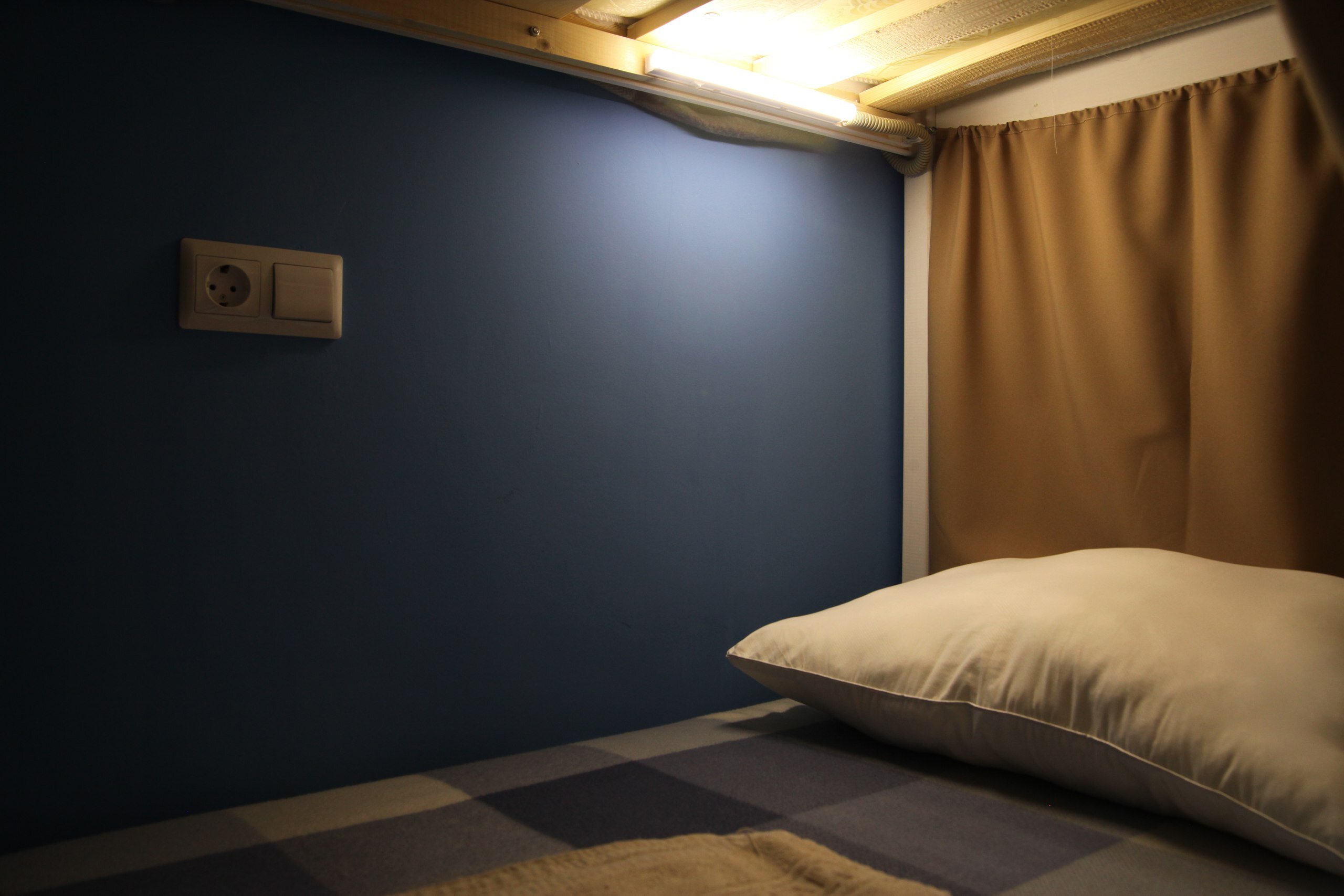 Спальное место на двухъярусной кровати в общем номере для мужчин и женщин