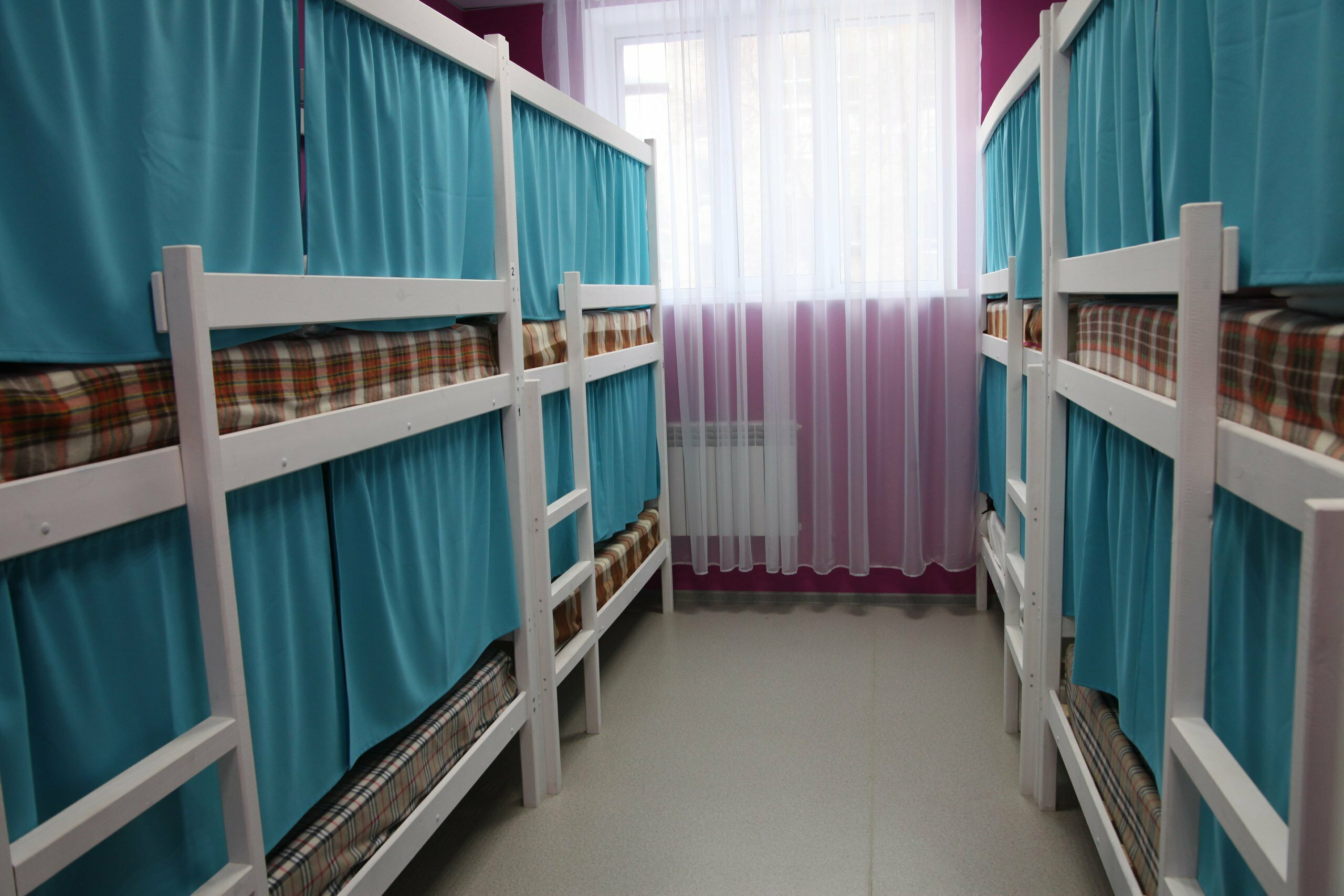 Спальное место на двухъярусной кровати в общем номере для мужчин и женщин