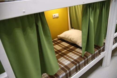 Спальное место на двухъярусной кровати в общем номере для мужчин и женщин в Гагарин