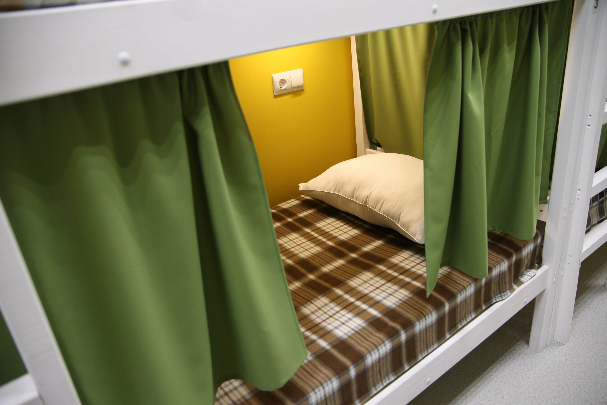 Спальное место на двухъярусной кровати в общем номере для мужчин и женщин