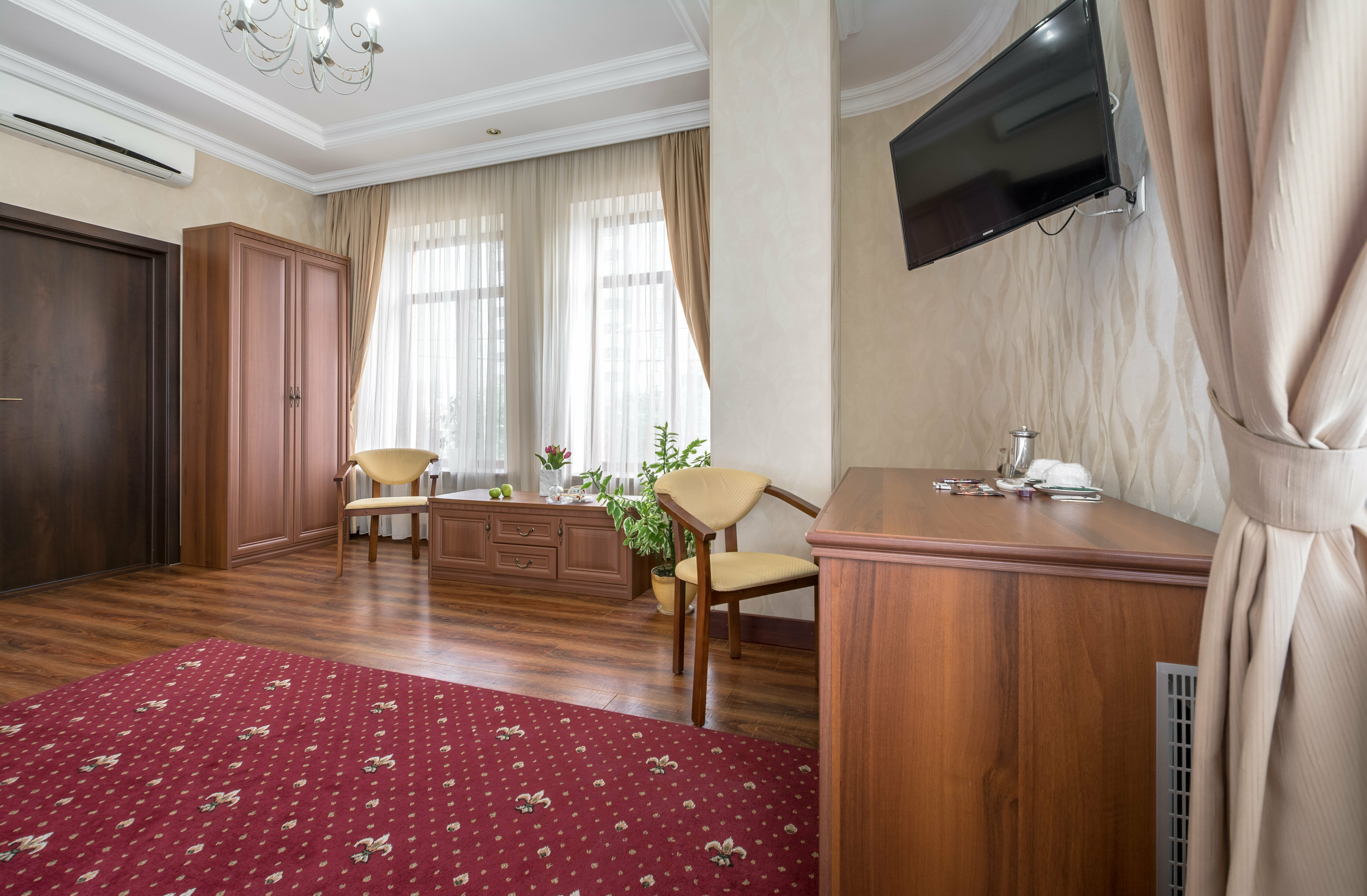 Делюкс с видом на город (просторный, с высокими потолками 3,2 м и кроватью king-size).