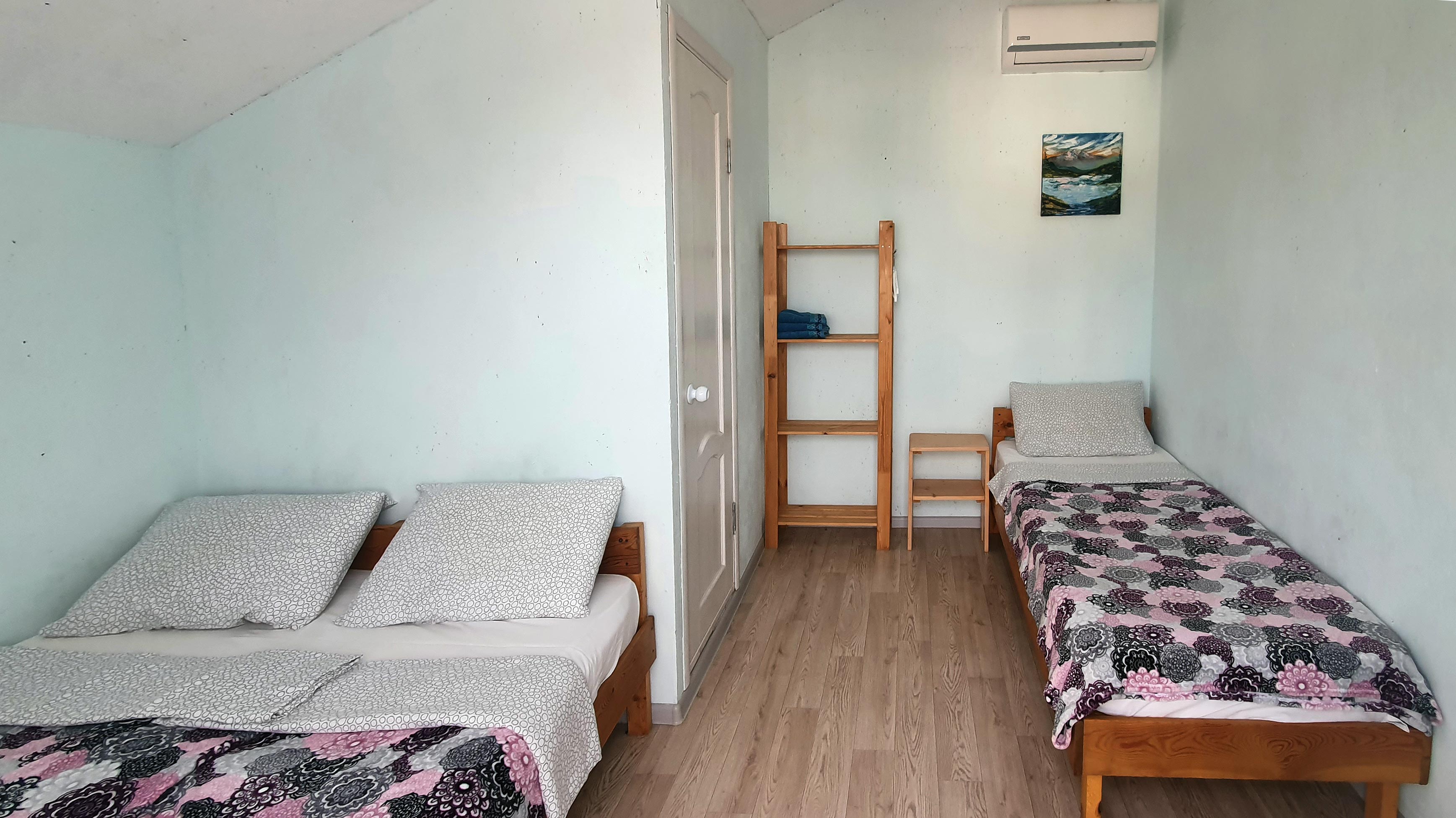 Трехместный номер «Комфорт» с душем