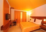 Номер «Делюкс» в Srinivas Saffron Hotel