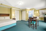 Люкс (Queen Suite Handicap Accessible) в Cayman Suites Hotel