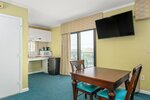 Люкс (Queen Suite Handicap Accessible) в Cayman Suites Hotel