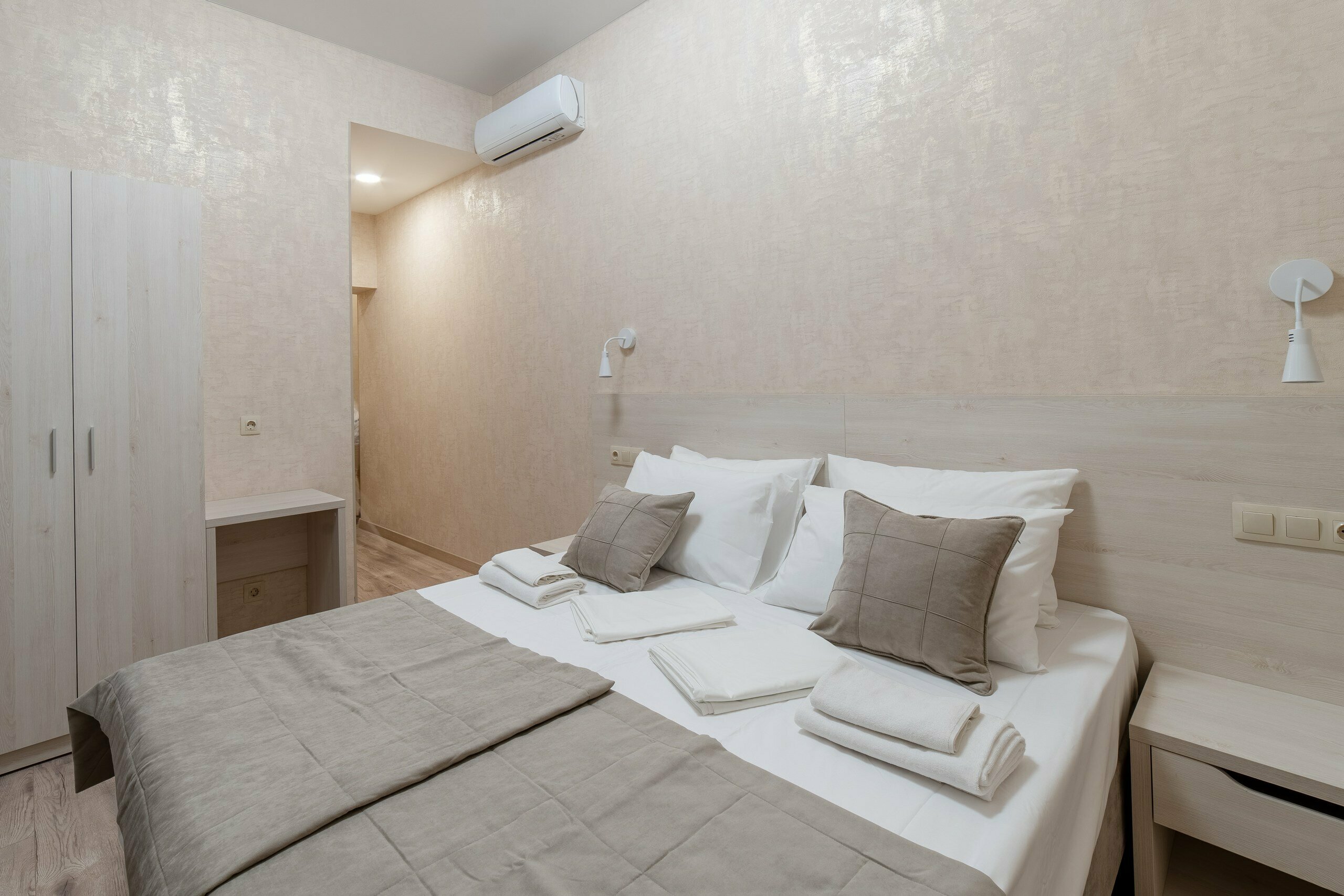 №102 Улучшенный двухместный номер с  1 -й двухспальной кроватью или двумя раздельными кроватями