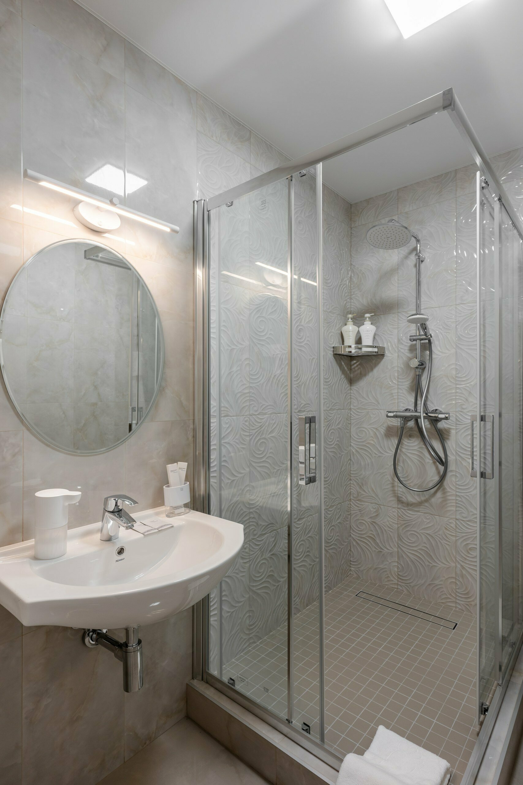 № 203 Улучшенный двухместный номер с 1-й двухспальной кроватью ,или 2-мя раздельными кроватями