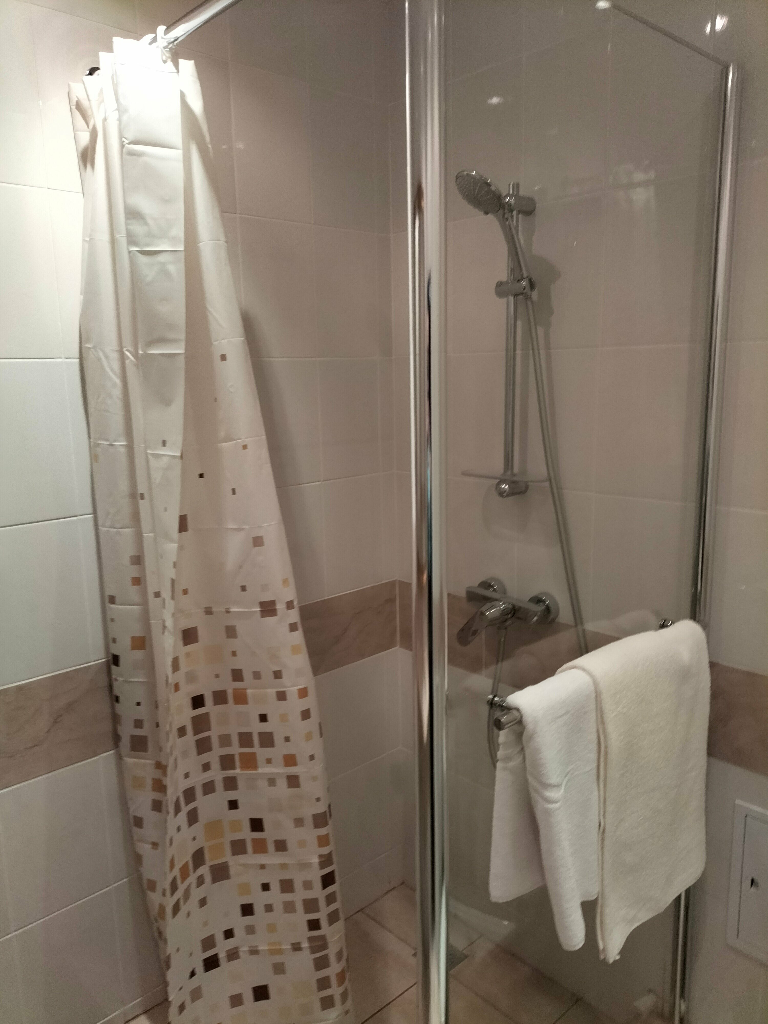 Двухместный номер с двуспальной кроватью и дополнительной кроватью