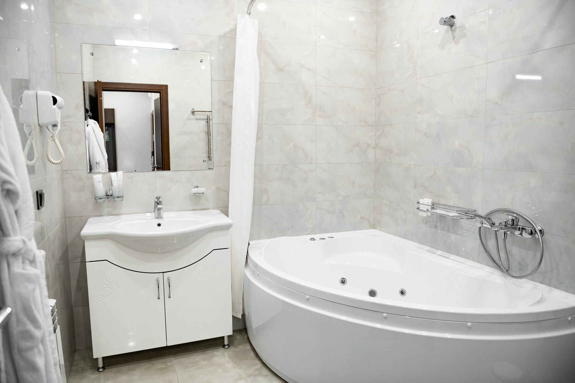 Люкс с кроватью размера «king-size» и гидромассажной ванной