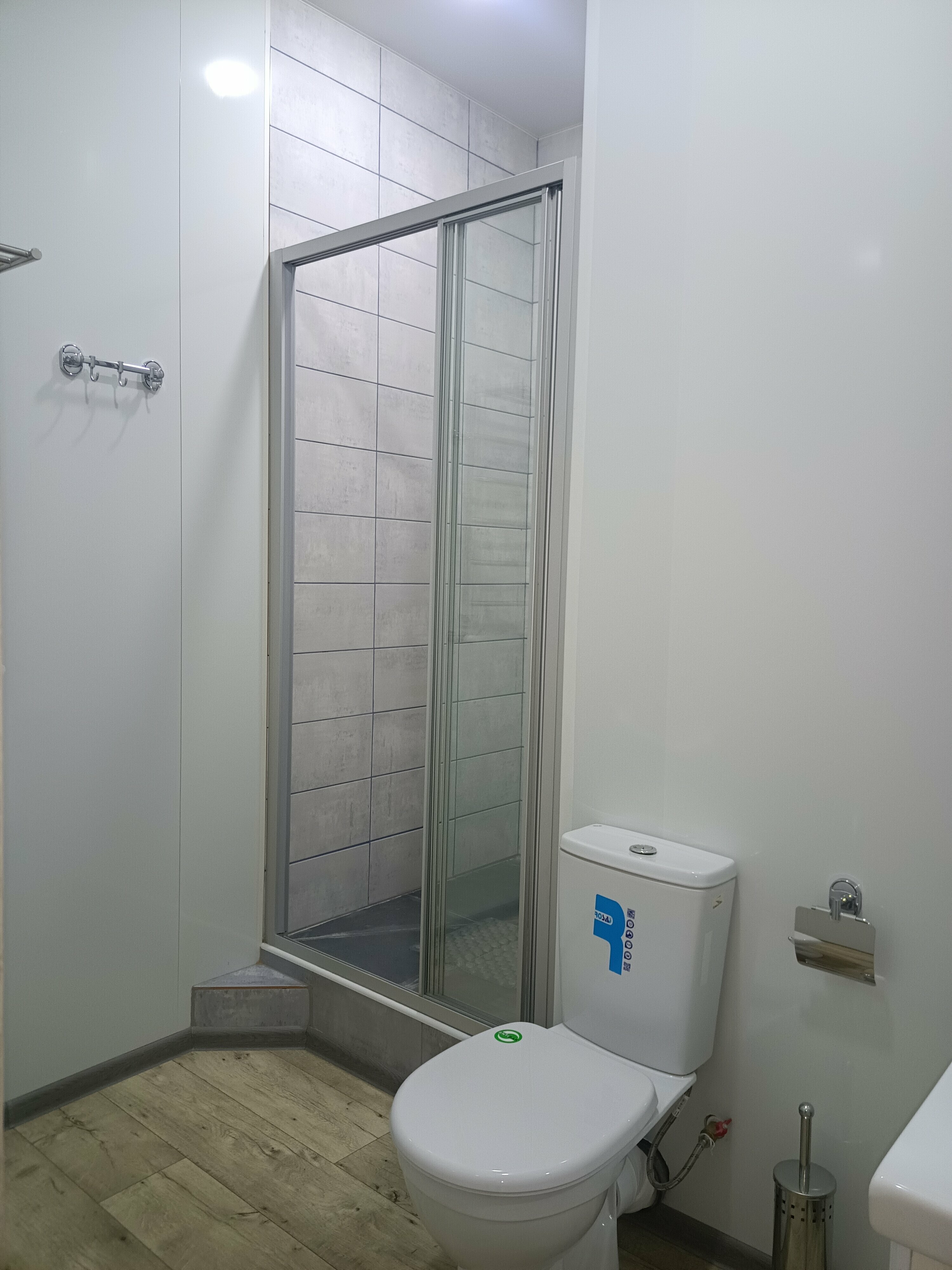 Двухместный номер с 2 отдельными кроватями и общей ванной комнатой