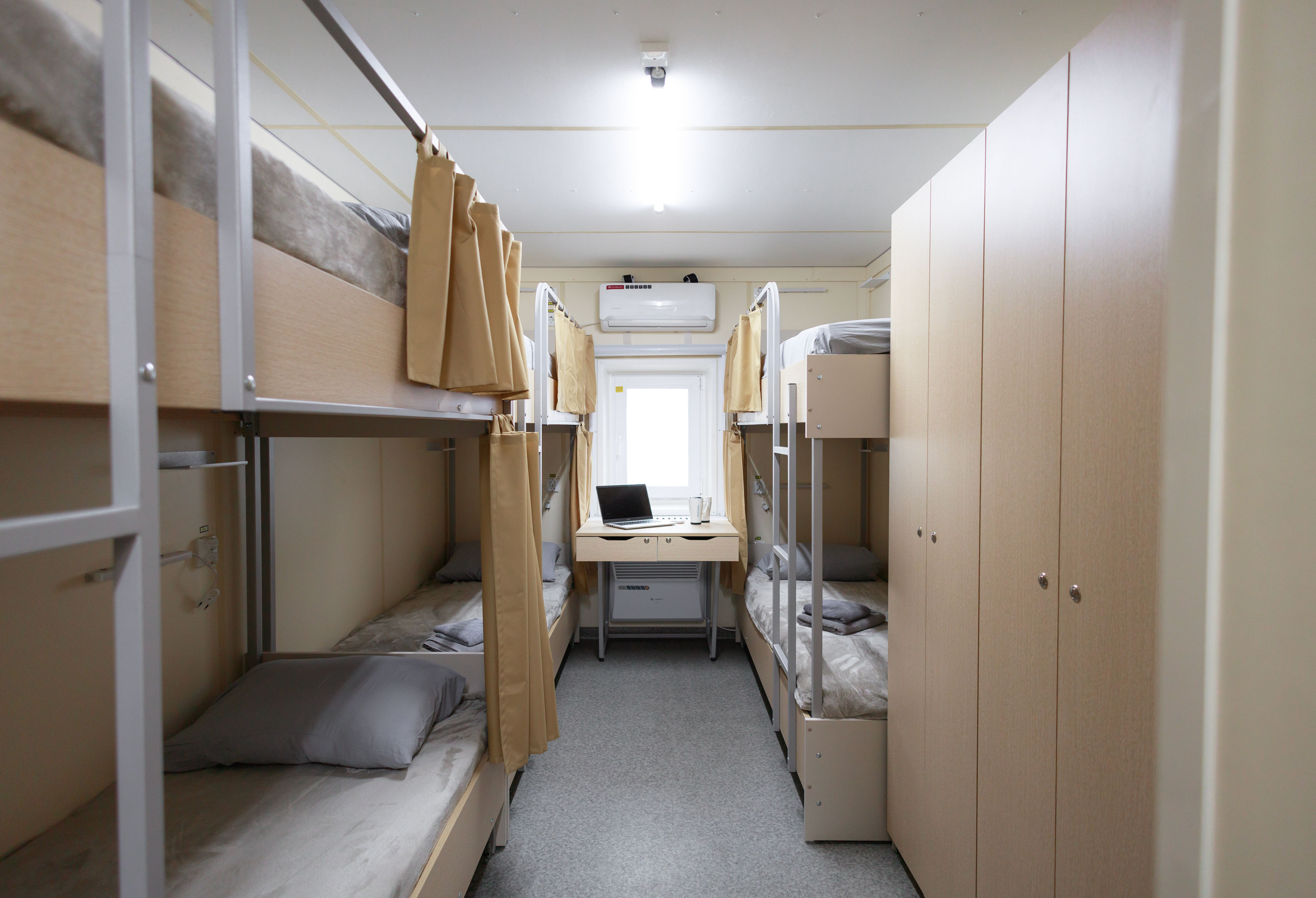 Спальное место на двухъярусной кровати в общем номере для мужчин