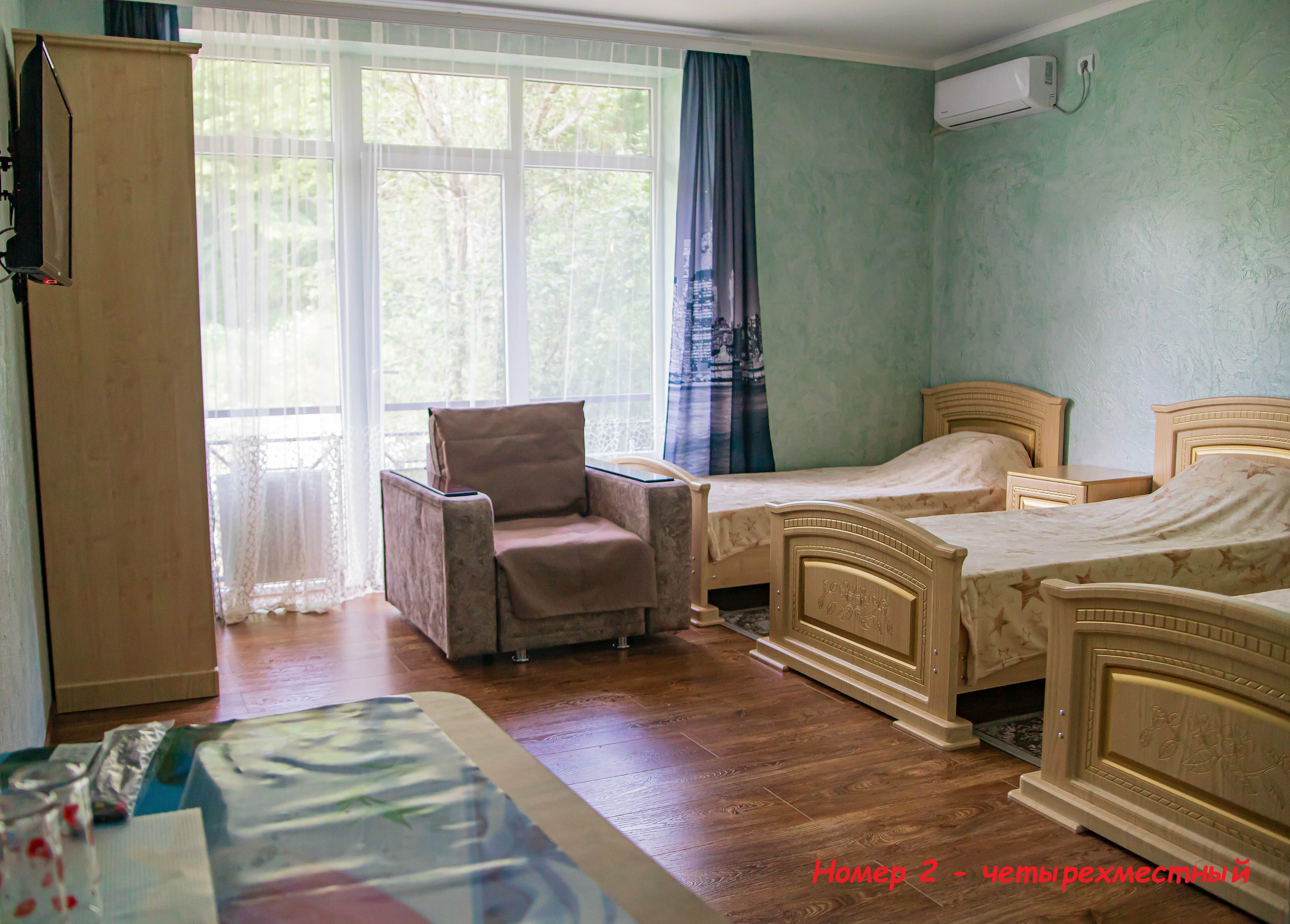 Четырехместный номер с ванной комнатой