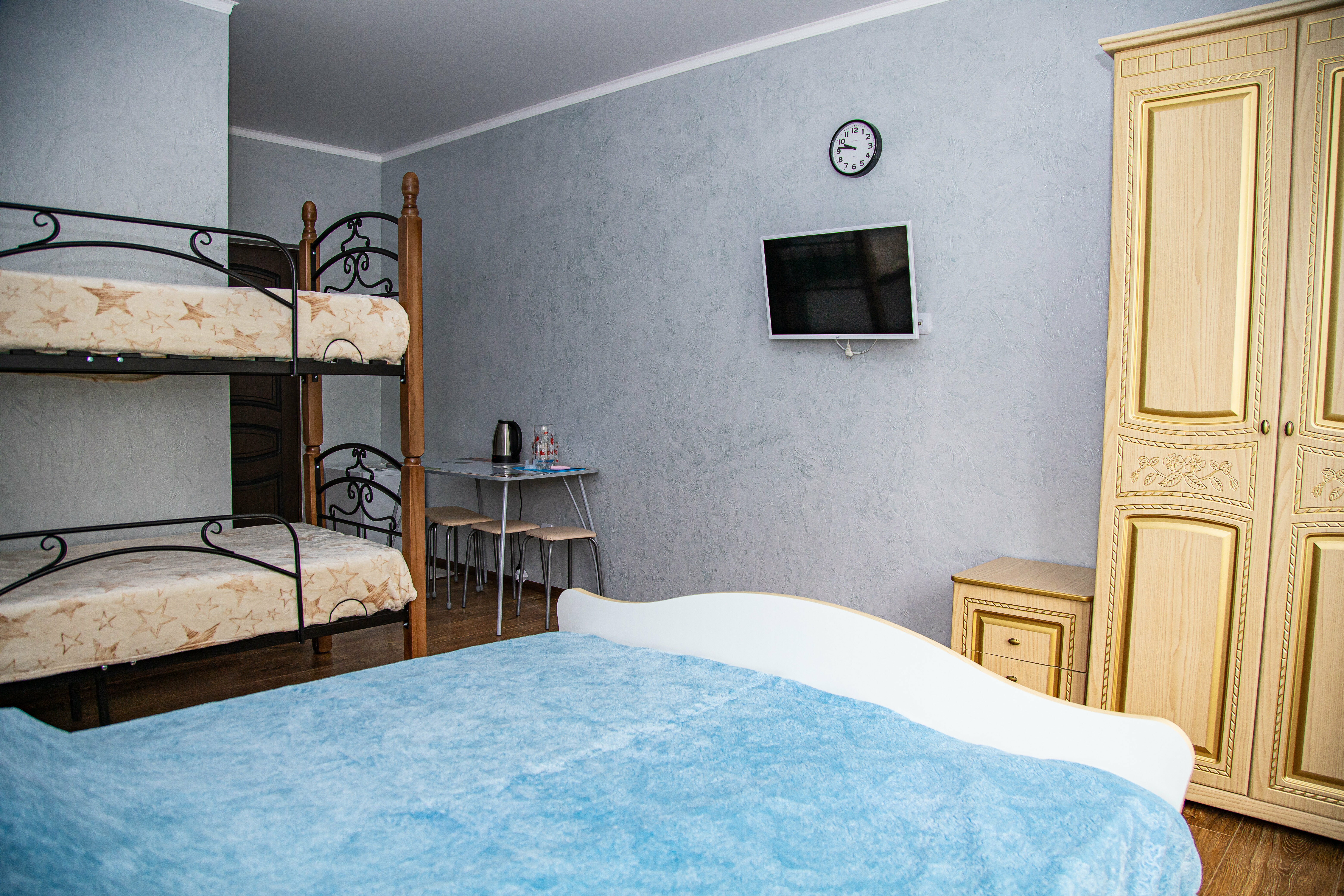 Четырехместный номер с ванной комнатой