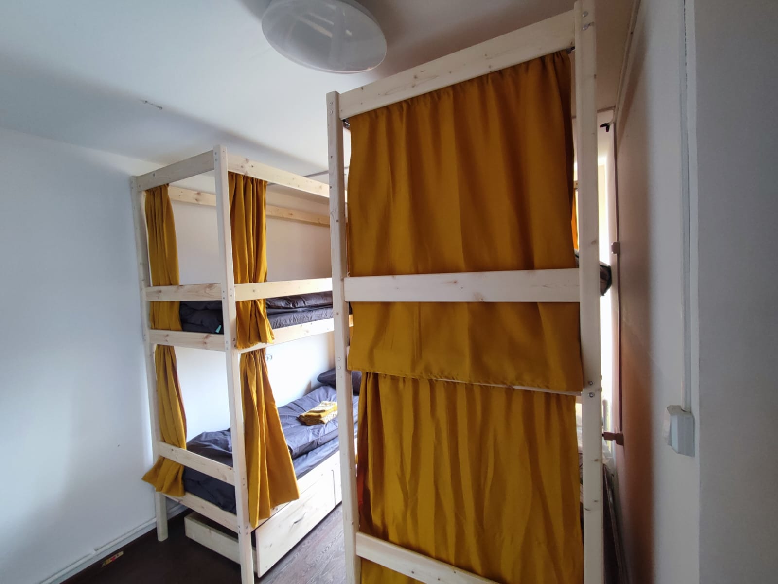 Кровать в общем 4-местном номере для мужчин и женщин