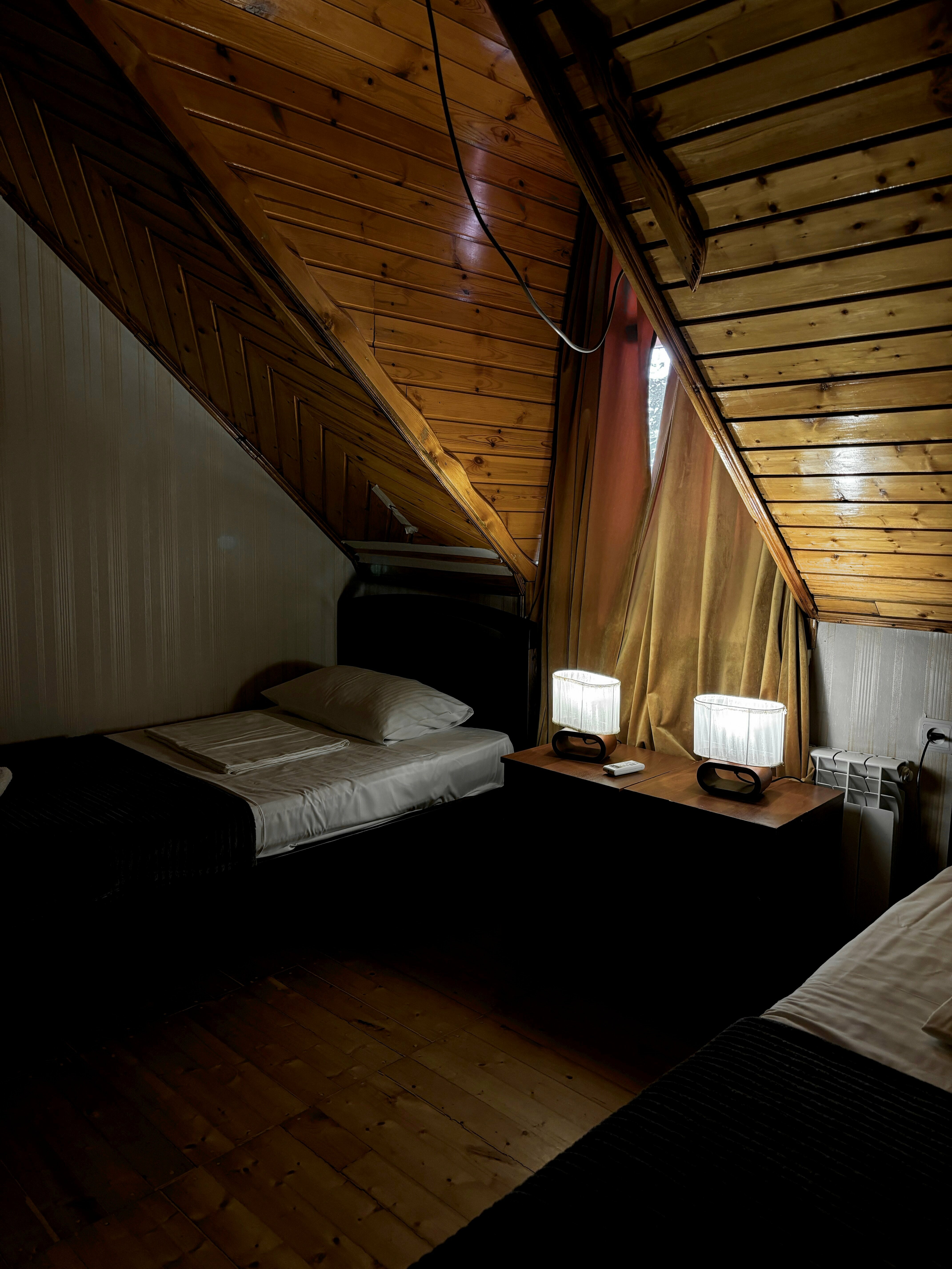 Небольшой двухместный номер с 2 отдельными кроватями