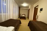 Трехместный номер с двумя кроватями и дополнительным спальным местом категории «Делюкс» в Арена