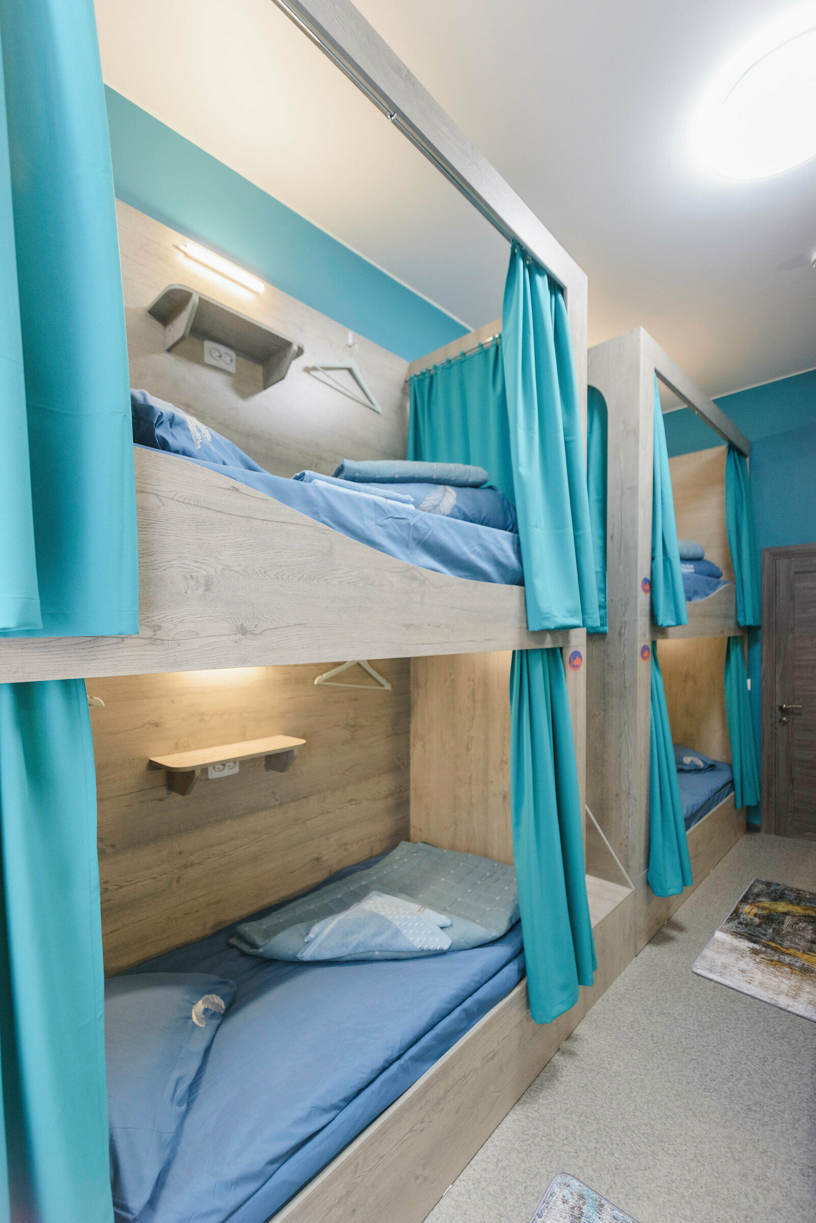 Кровать в общем 8-местном номере для мужчин и женщин