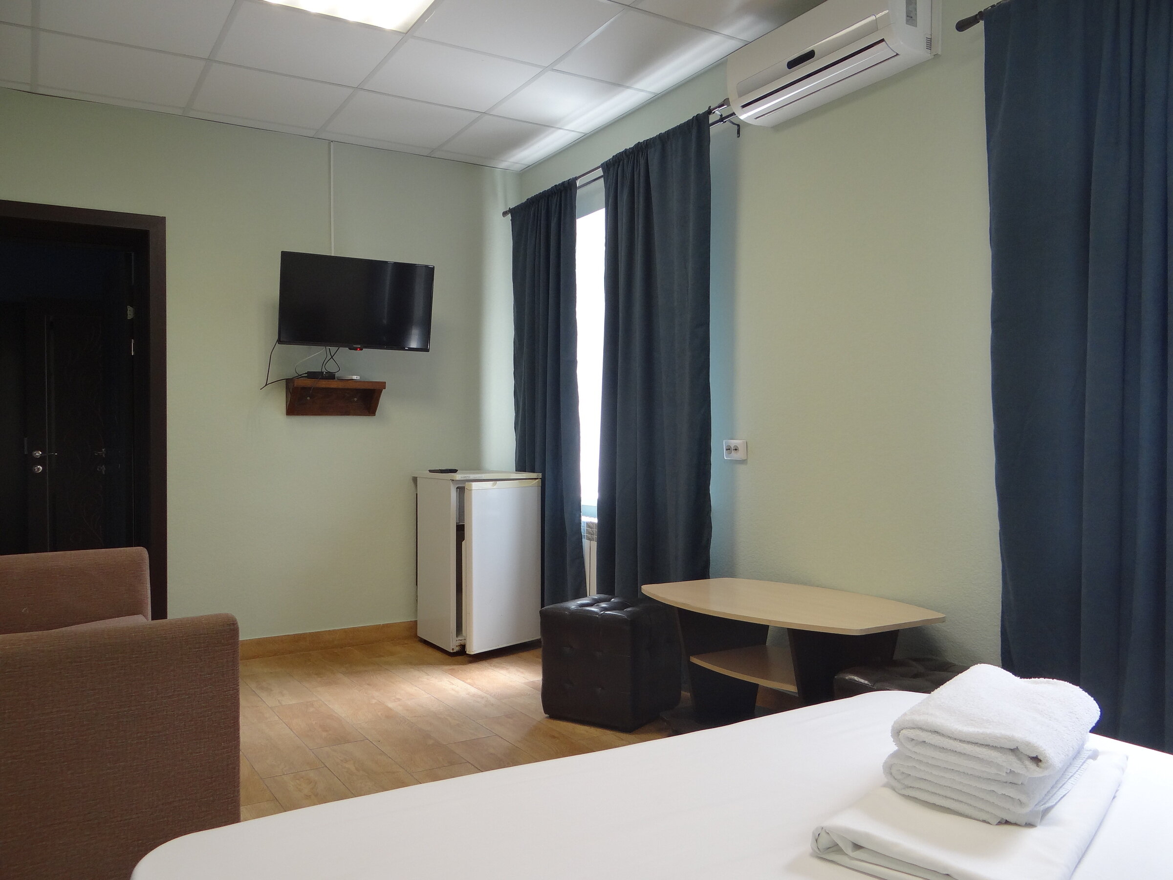 Большой двухместный с 1 кроватью с доступом в баню, бассейн (сеанс 4 часа в сутки на каждого гостя)