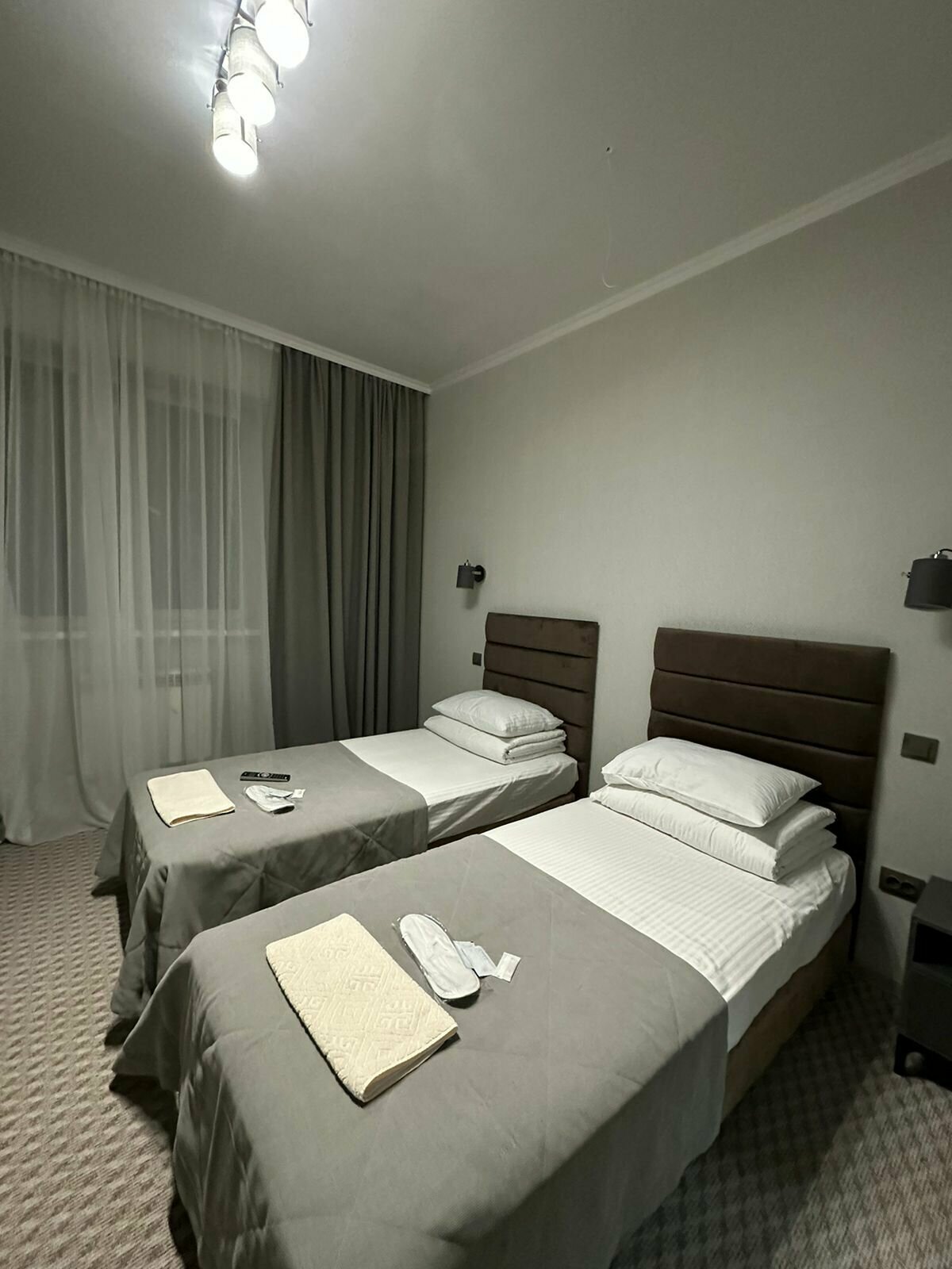 Двухместный номер с 2 отдельными кроватями и общей ванной комнатой