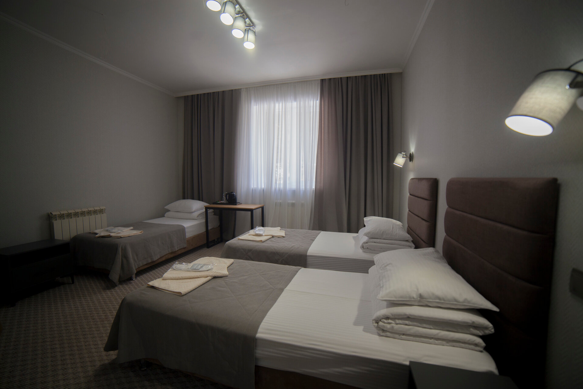 Трехместный номер с общей ванной комнатой