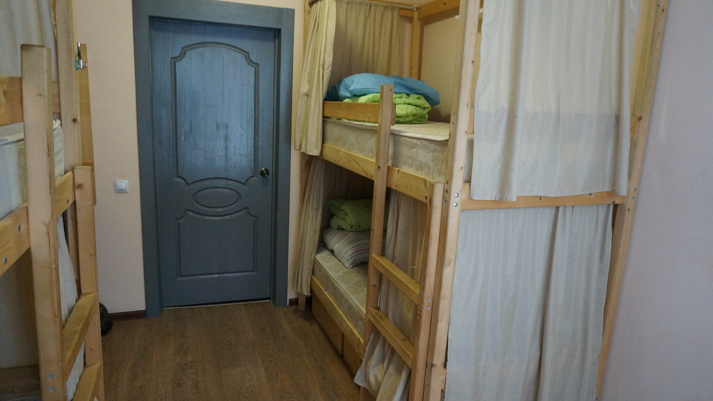 Кровать в общем 4-местном номере для мужчин и женщин