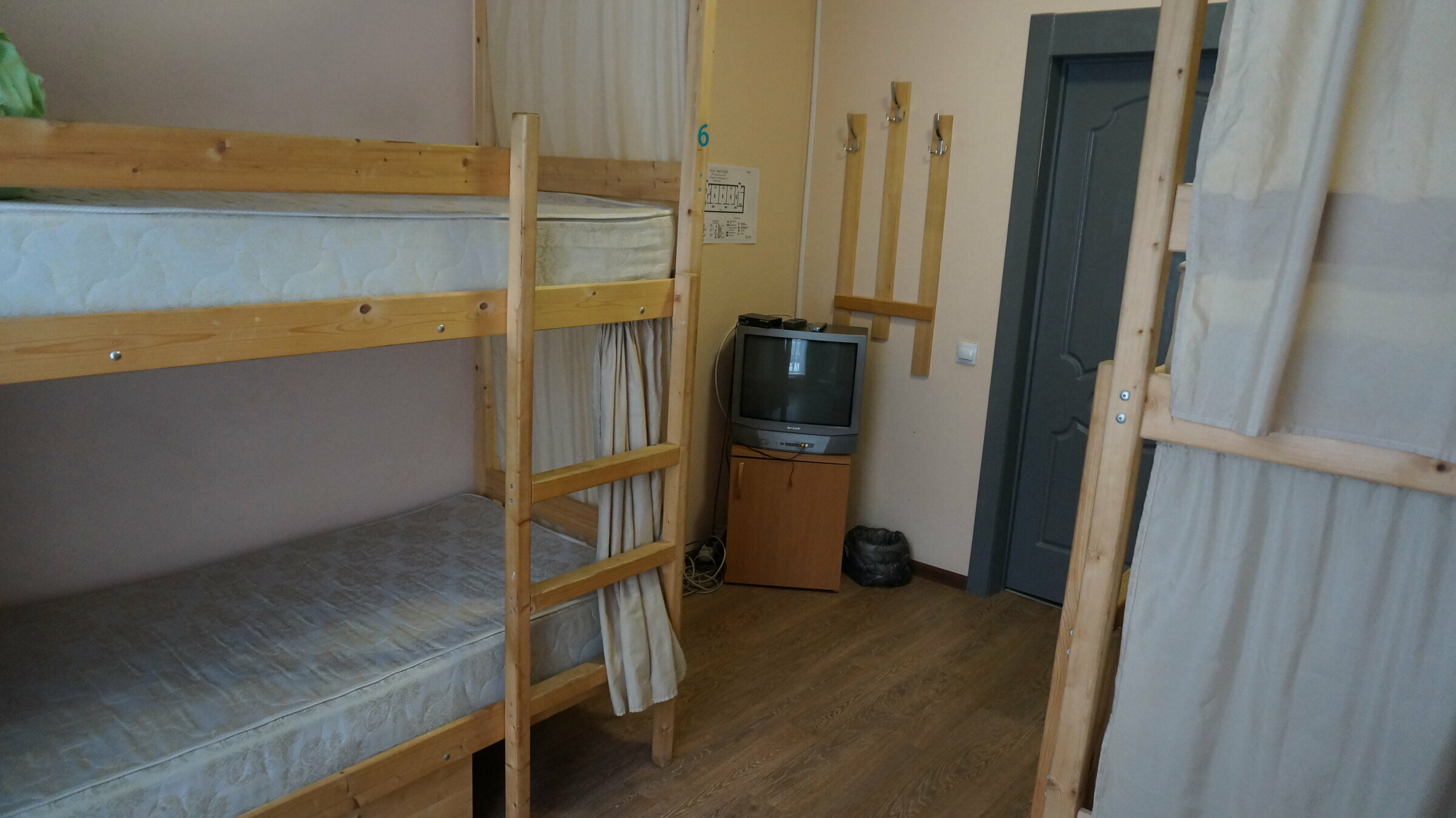 Кровать в общем 4-местном номере для мужчин и женщин