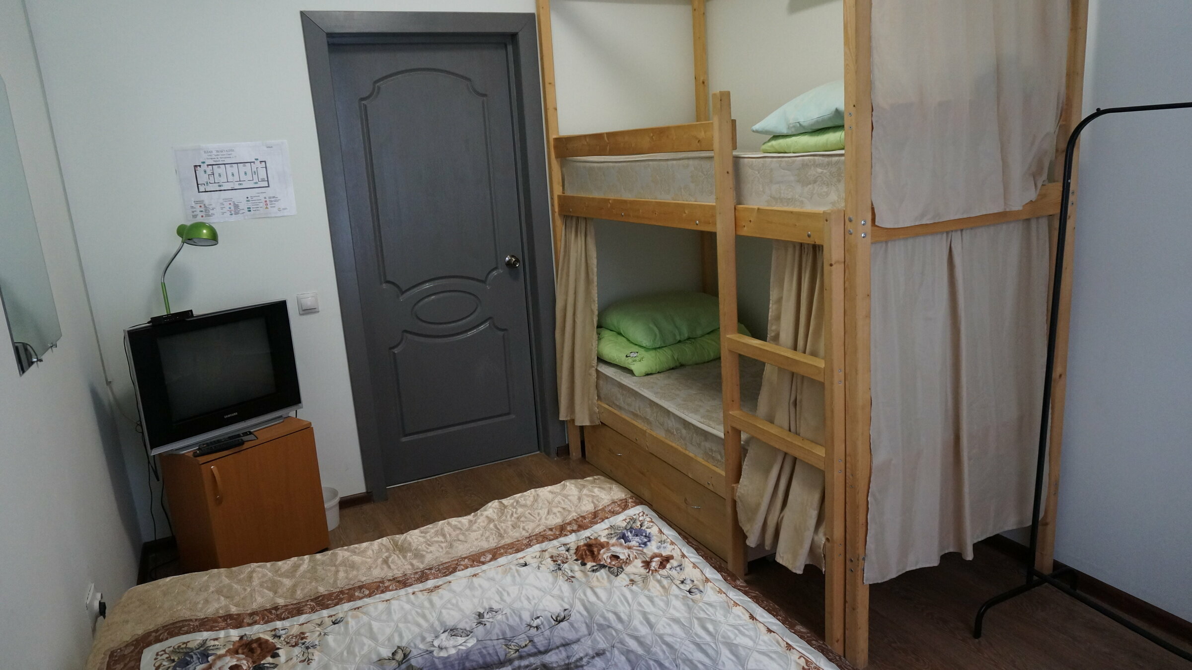 Семейный номер с общей ванной комнатой