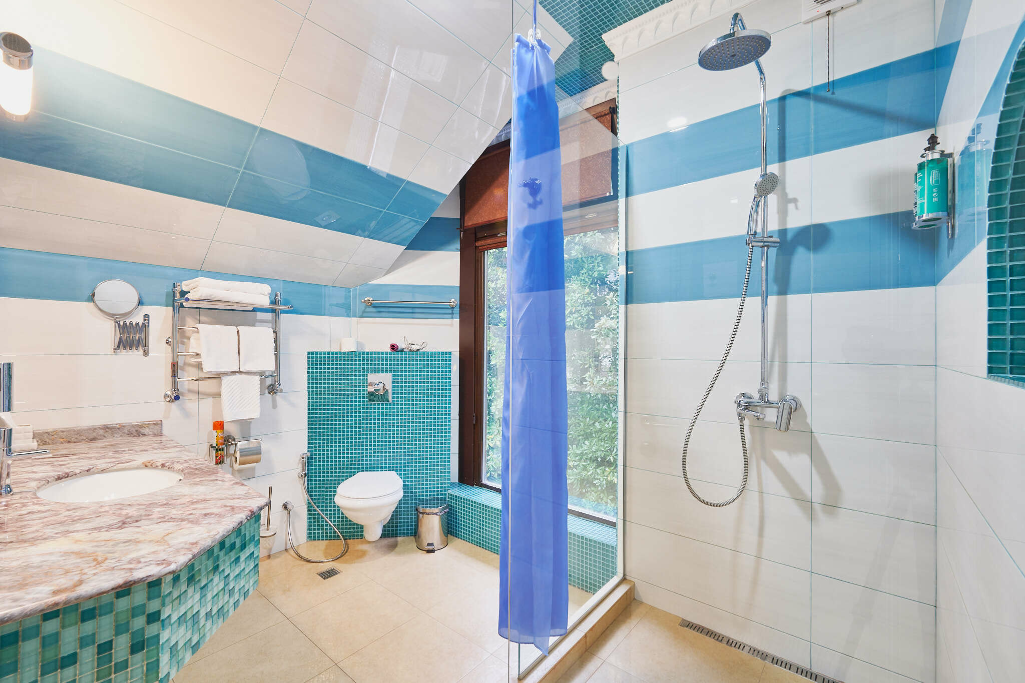 Просторный двухместный номер с 2 отдельными кроватями