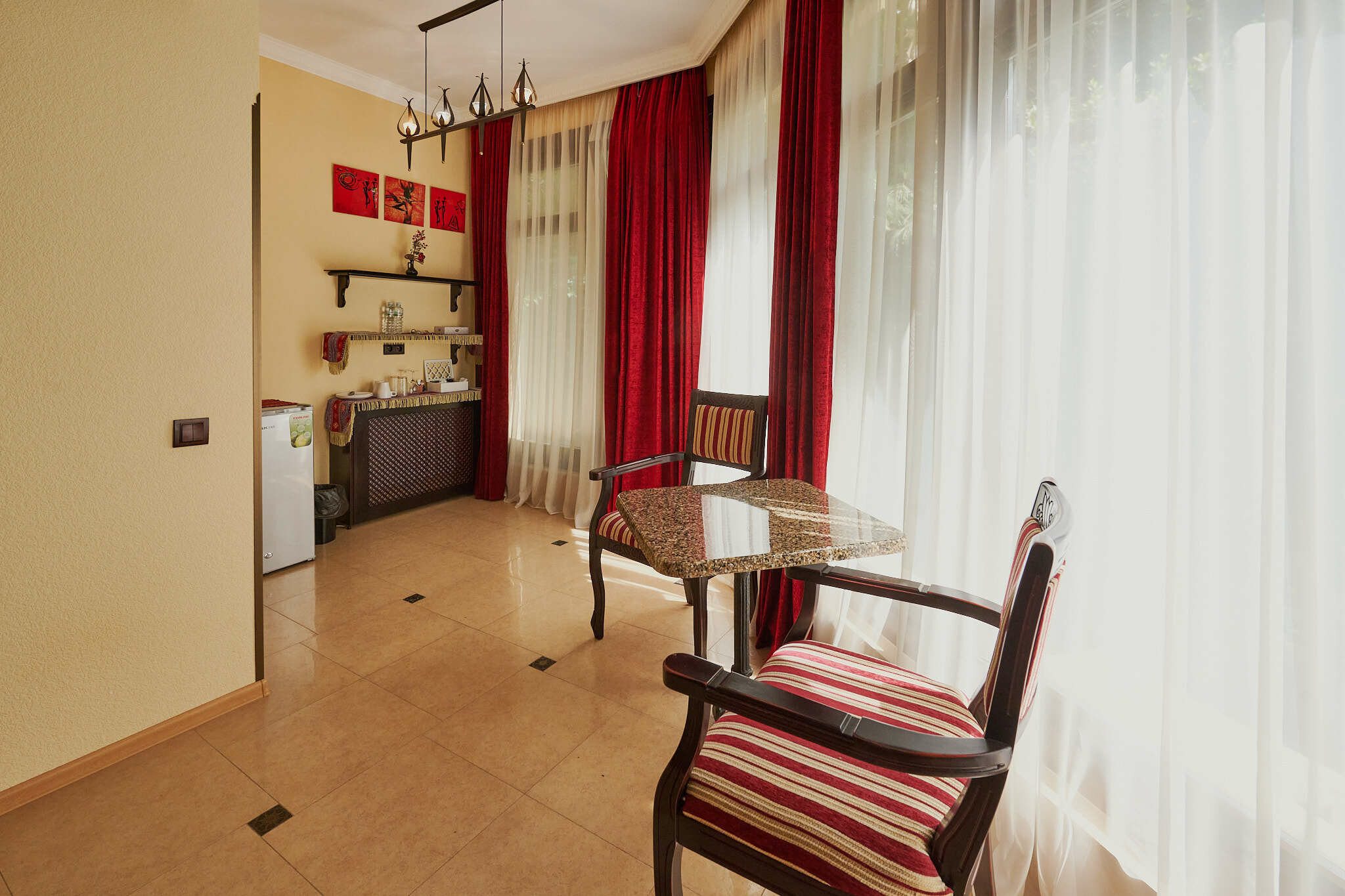 Просторный двухместный номер с 2 отдельными кроватями