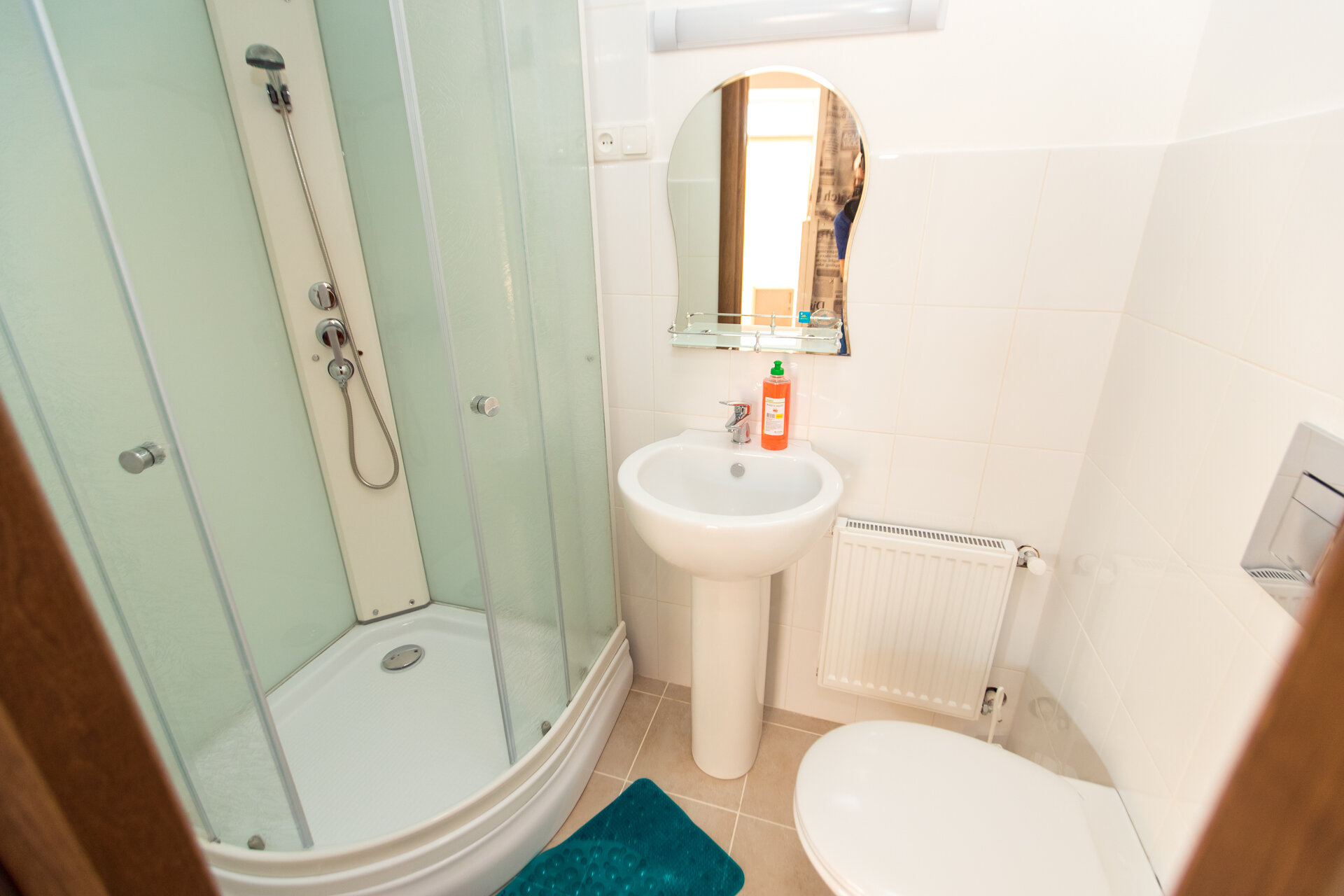 Кровать в общем 6-местном номере для мужчин и женщин